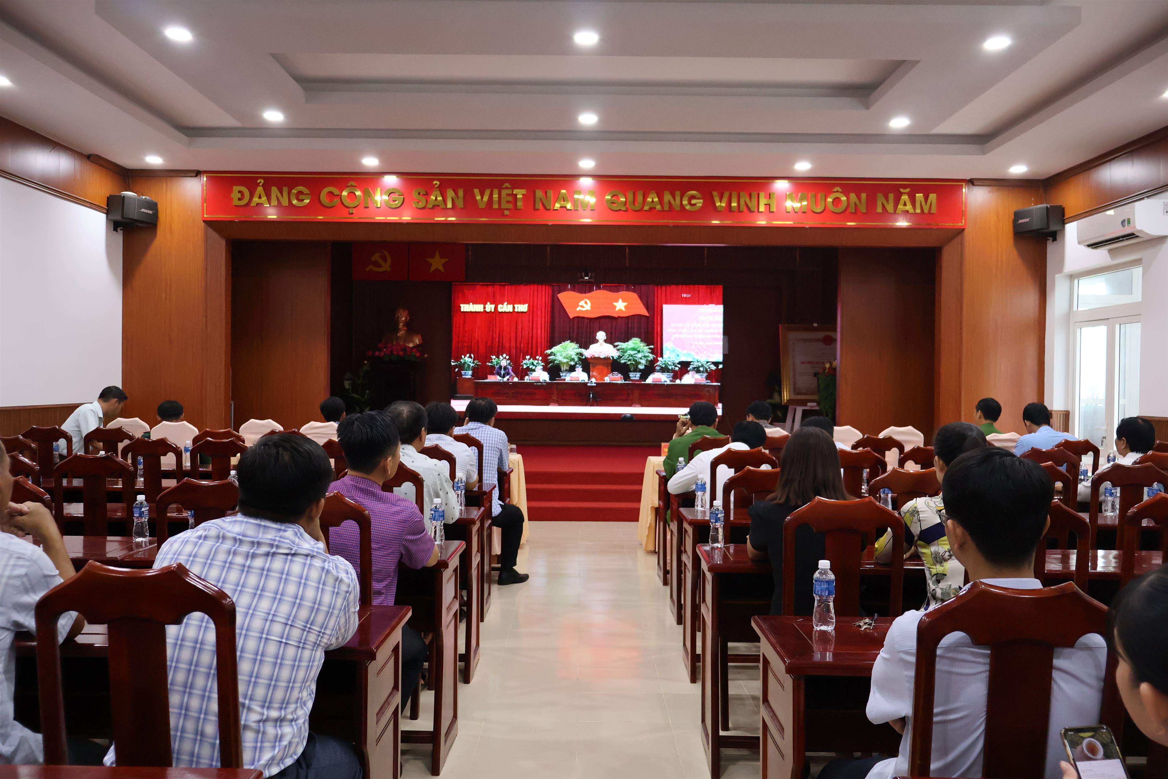 Phường Ngã Năm tham dự Hội nghị trực tuyến sơ kết 01 năm vận hành mô hình tổ chức tổng thể của hệ thống chính trị thành phố và mô hình chính quyền địa phương 2 cấp