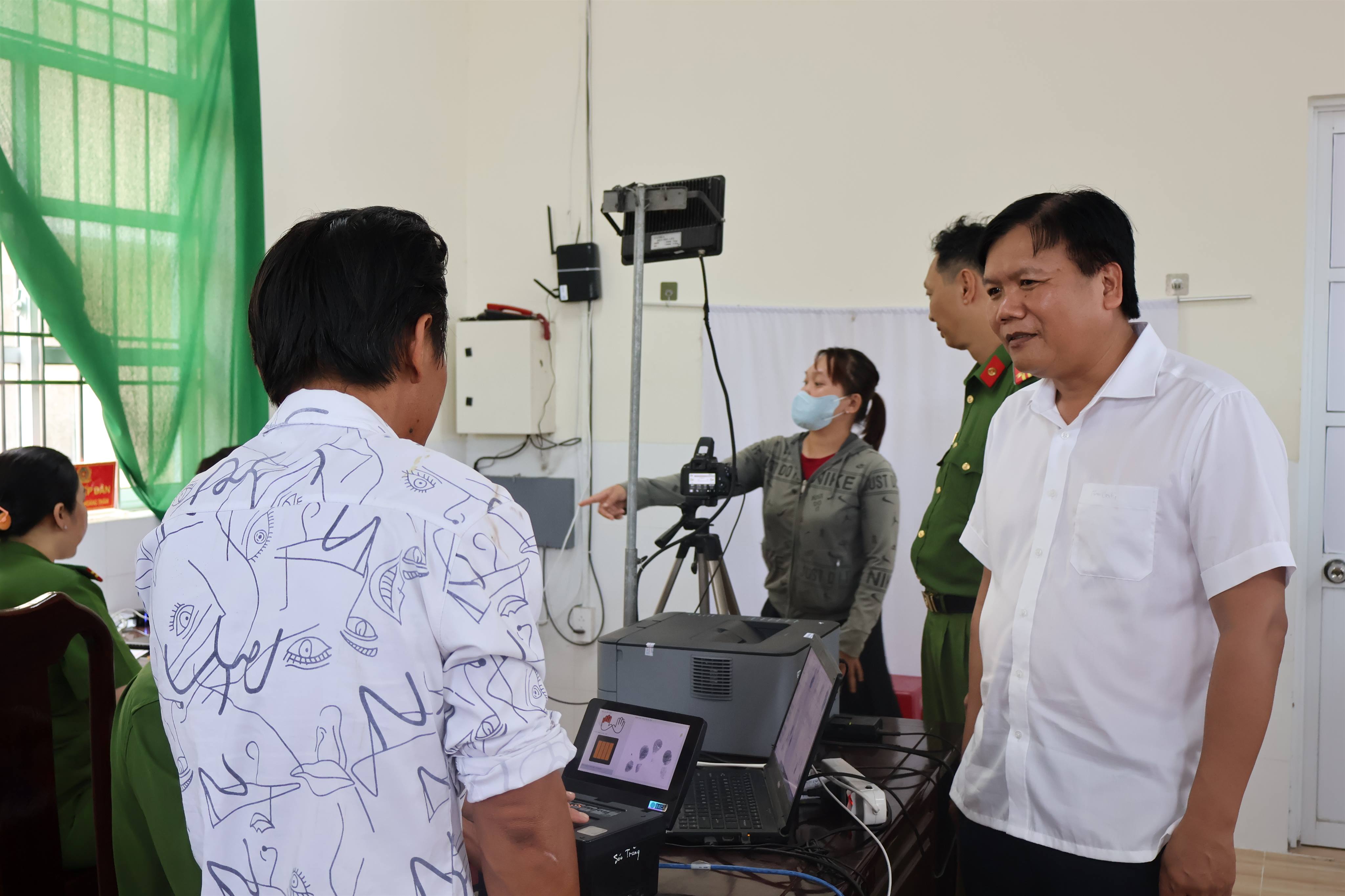 Lãnh đạo UBND phường kiểm tra, đánh giá tiến độ thực hiện chiến dịch “60 ngày đêm hướng dẫn người dân kích hoạt và tích hợp thông tin, dữ liệu trên VNeID mức 2” trên địa bàn phường Ngã Năm