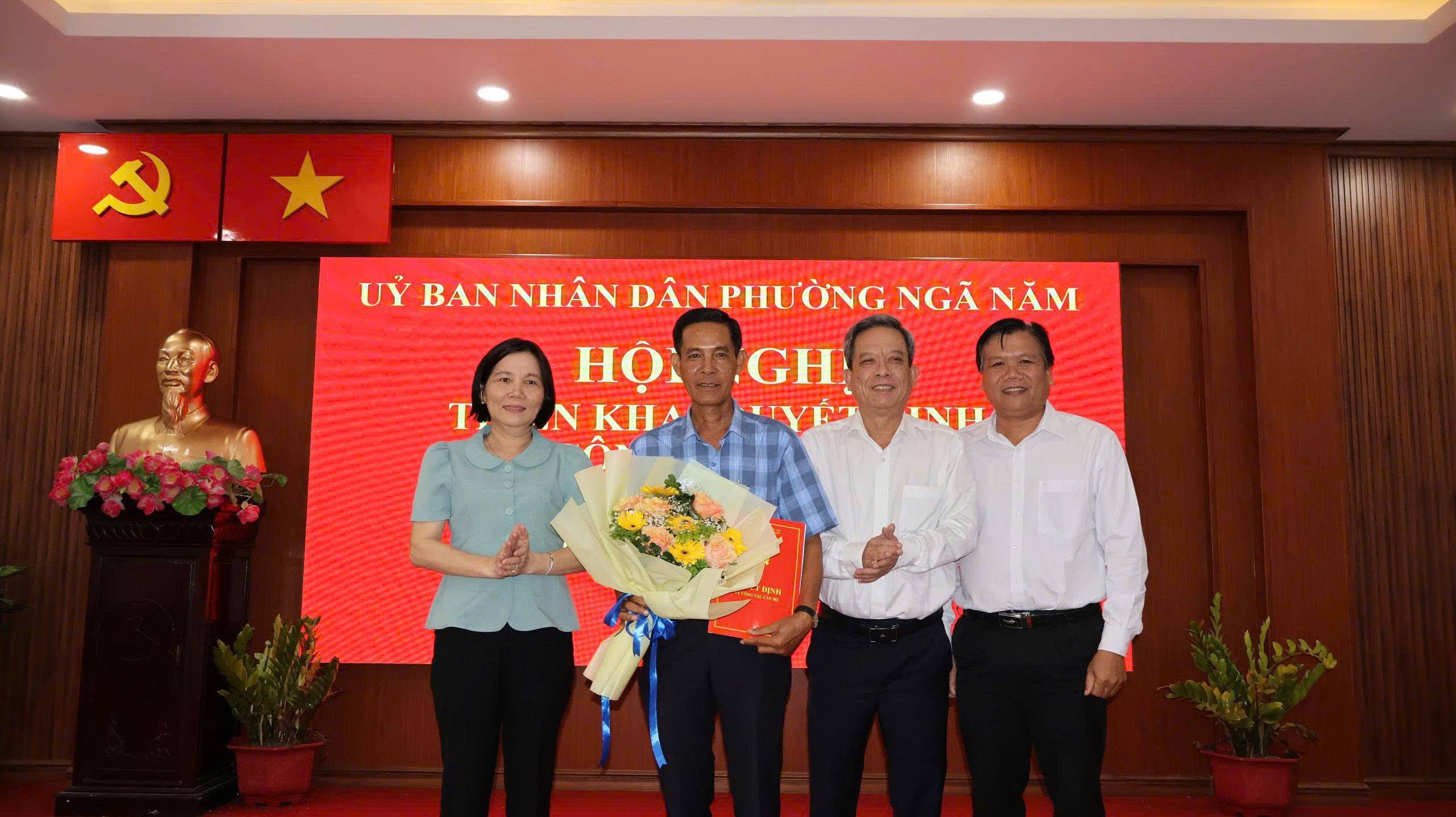 Ủy ban nhân dân phường Ngã Năm tổ chức Hội nghị triển khai Quyết định về công tác cán bộ