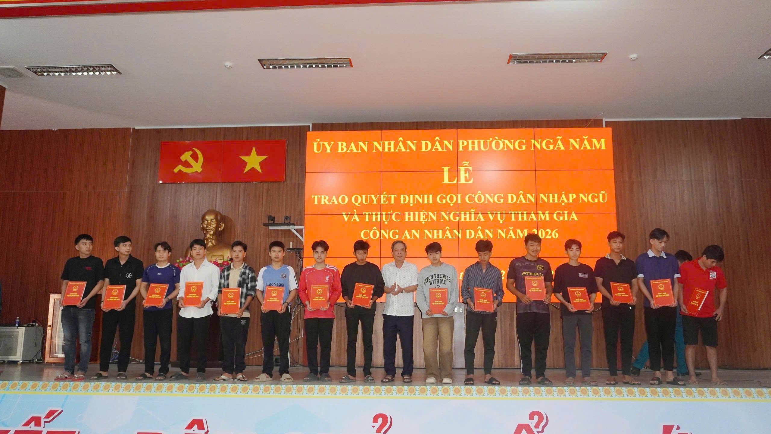UBND phường Ngã Năm tổ chức Lễ trao quyết định gọi công dân nhập ngũ và thực hiện nghĩa vụ tham gia Công an nhân dân năm 2026