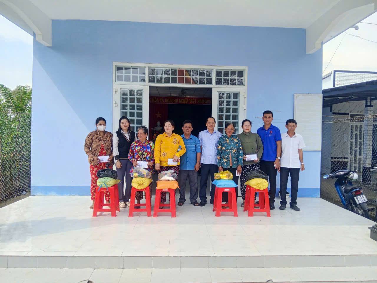 Phường Long Phú 1 trao quà hỗ trợ hộ nghèo bị ảnh hưởng bởi ngập, triều cường