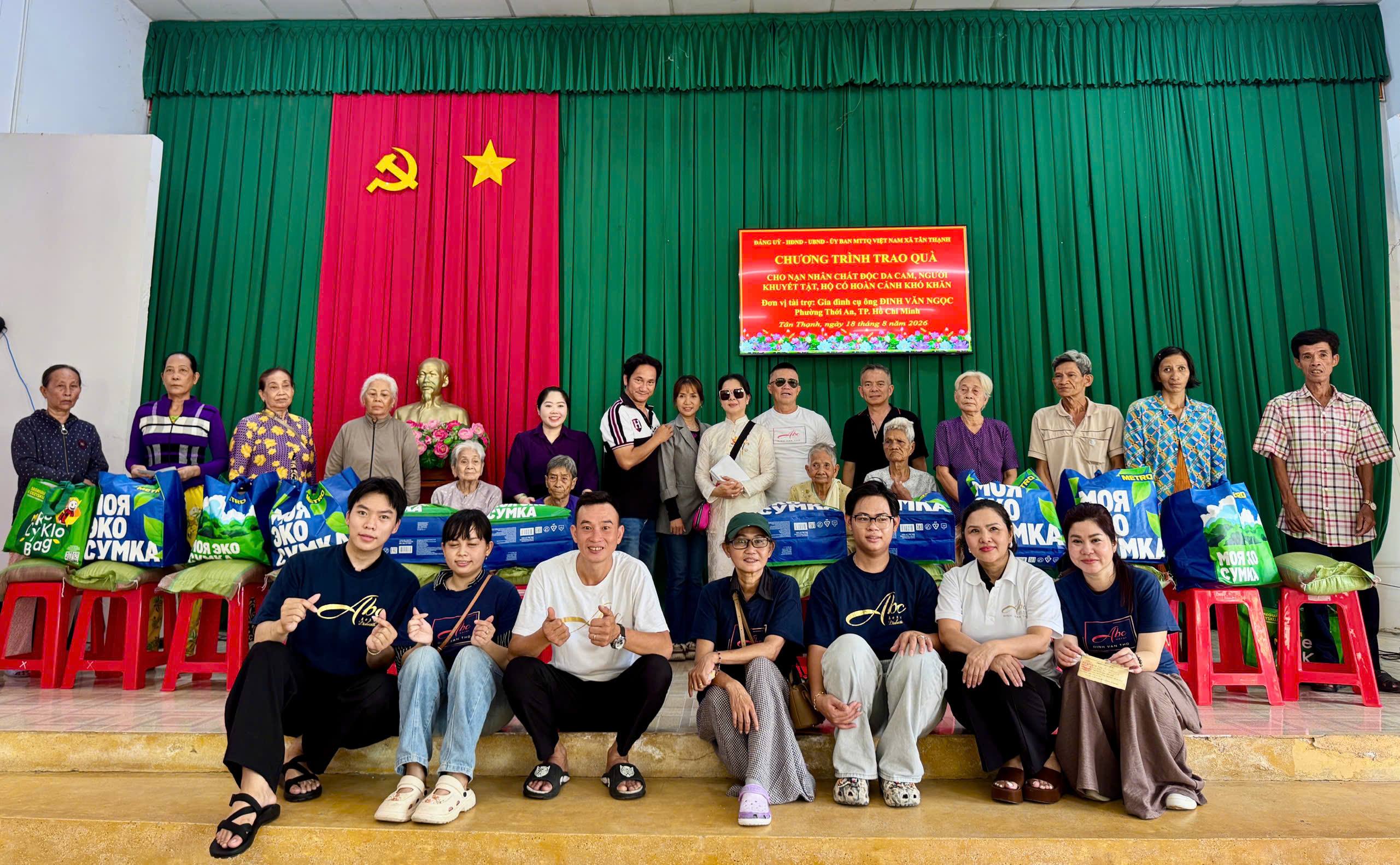 XÃ TÂN THẠNH: TRAO 150 PHẦN QUÀ CHO TRẺ EM KHUYẾT TẬT, NGƯỜI CAO TUỔI VÀ HỘ GIA ĐÌNH CÓ HOÀN CẢNH KHÓ KHĂN