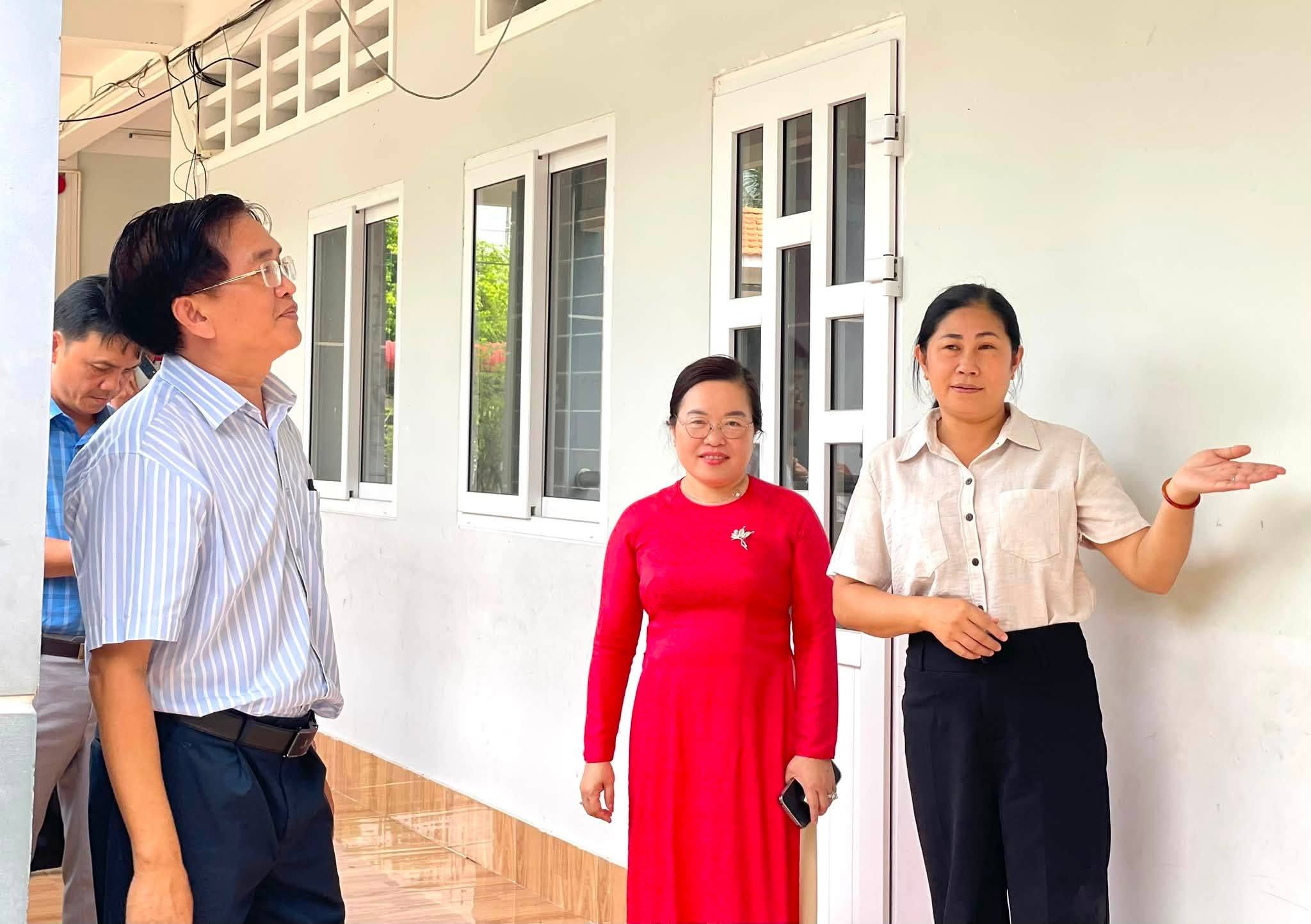 BÍ THƯ ĐẢNG ỦY XÃ TÂN THẠNH KIỂM TRA CÔNG TÁC CHUẨN BỊ NĂM HỌC MỚI