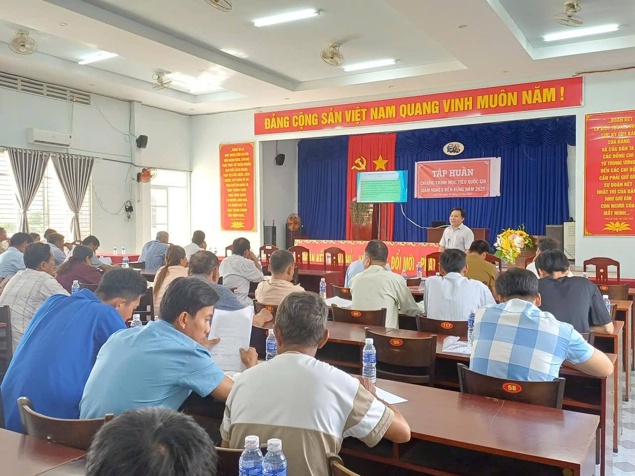 Xã Lâm Tân tổ chức tập huấn nâng cao năng lực đánh giá Chương trình giảm nghèo bền vững
