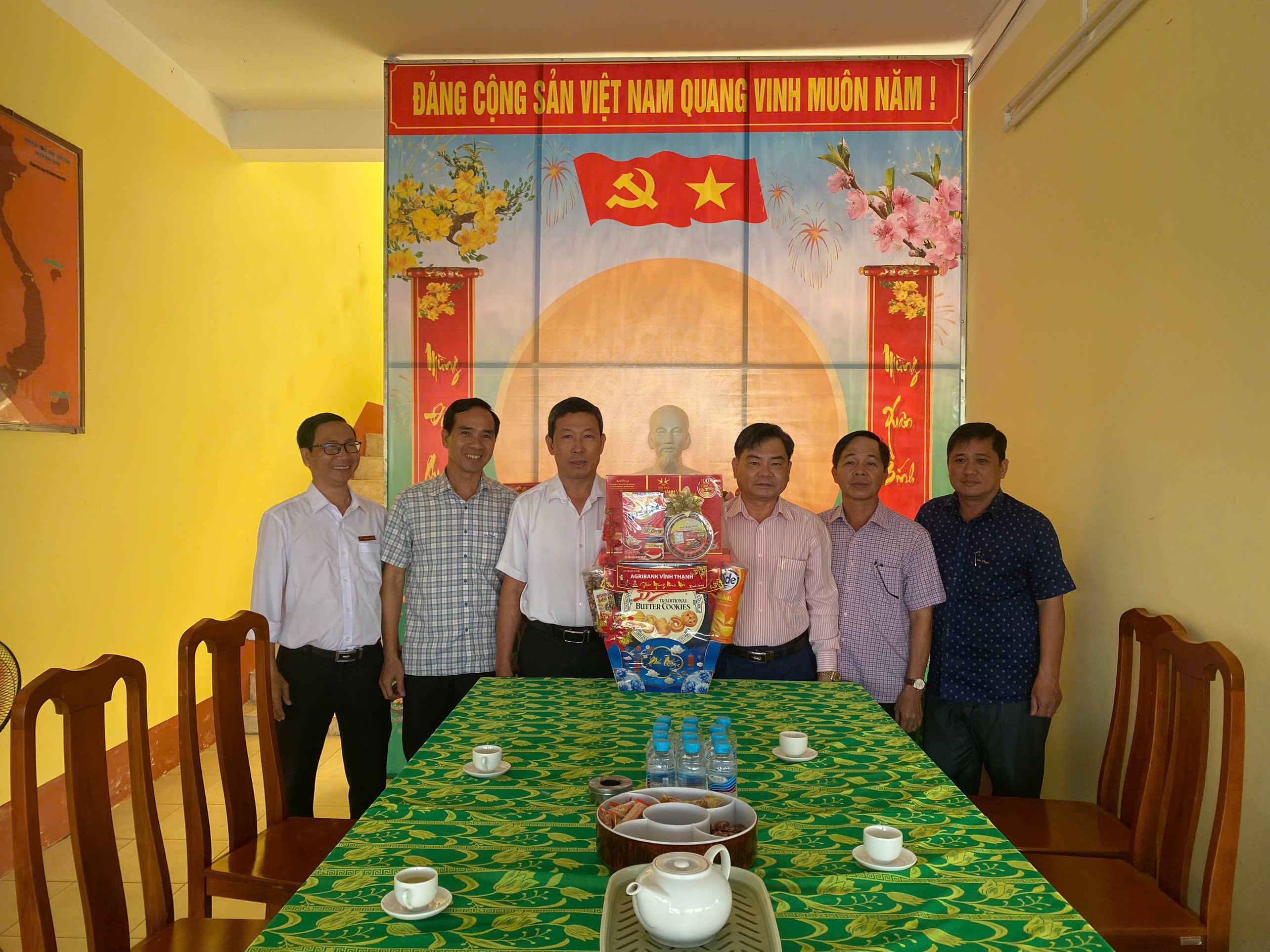 NGÂN HÀNG AGRIBANK CHI NHÁNH VĨNH THẠNH ĐẾN THĂM, CHÚC TẾT ĐẢNG ỦY XÃ THẠNH AN NHÂN DỊP XUÂN BÍNH NGỌ NĂM 2026