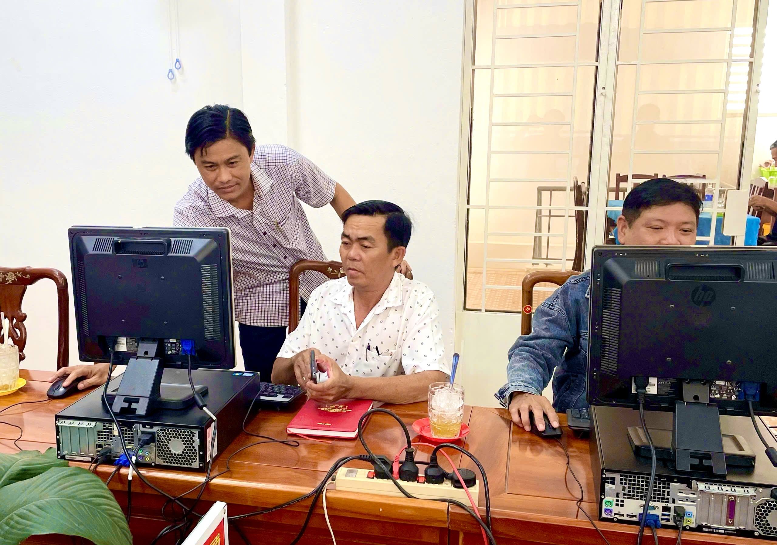  BÀN GIAO MÁY VI TÍNH HỖ TRỢ 13 ẤP TRÊN ĐỊA BÀN XÃ MỸ PHƯỚC