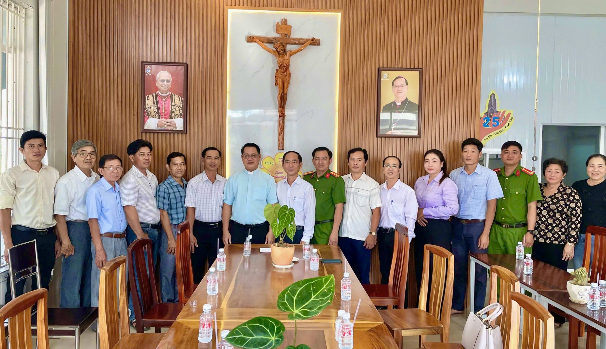 LÃNH ĐẠO XÃ MỸ PHƯỚC THĂM HỎI, CHÚC MỪNG HỌ ĐẠO MỸ PHƯỚC NHÂN DỊP LỄ GIÁNG SINH NĂM 2025