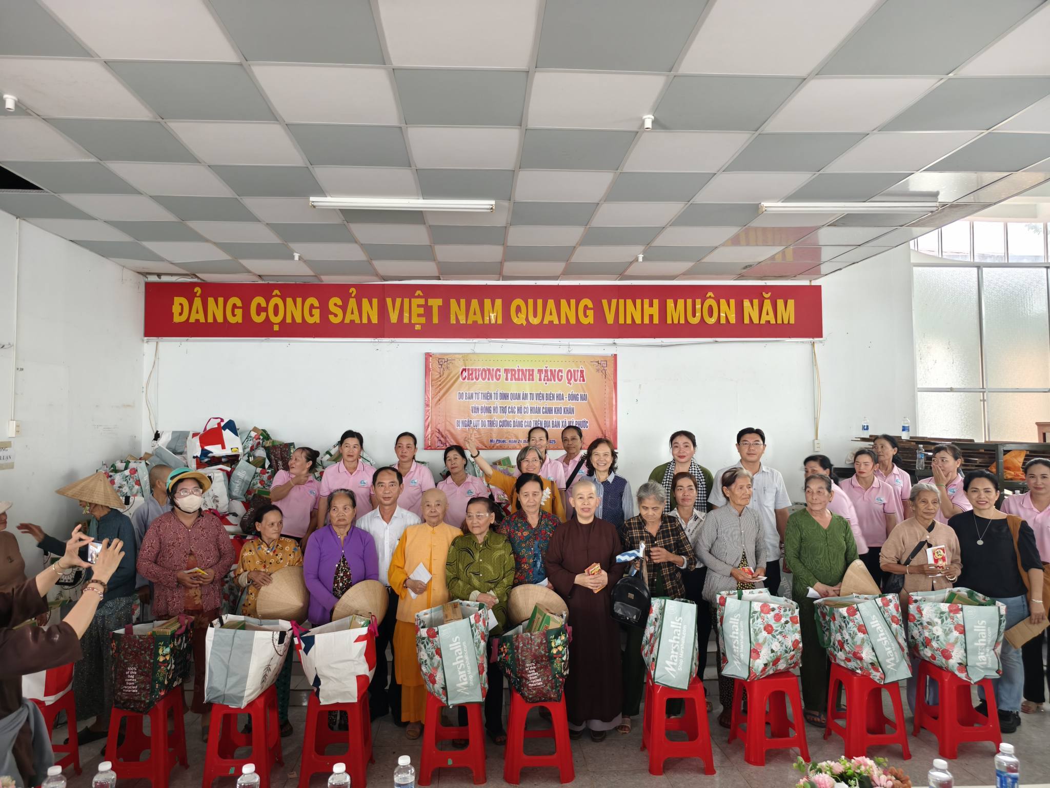 Mỹ Phước: Trao tặng 400 suất quà nghĩa tình cho người dân có hoàn cảnh khó khăn, bị ngập lụt do triều cường dâng cao