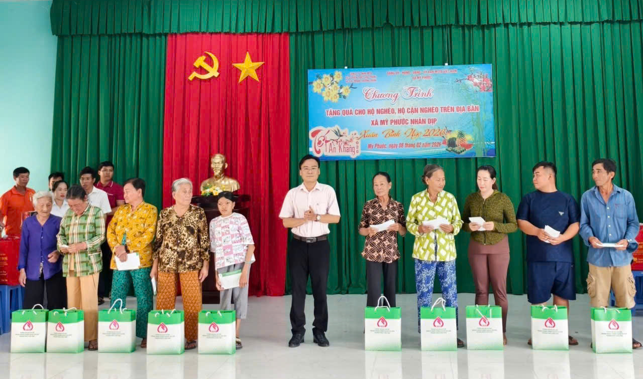 PGD Mỹ Tú: TẶNG QUÀ CHO HỘ NGHÈO, CẬN NGHÈO, HỘ CÓ HOÀN CẢNH KHÓ KHĂN
