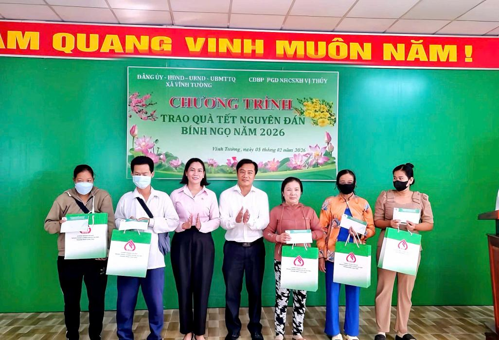 CÔNG ĐOÀN BỘ PHẬN PHÒNG GIAO DỊCH NHCSXH VỊ THỦY TRAO QUÀ TẾT NGUYÊN ĐÁN BÍNH NGỌ NĂM 2026