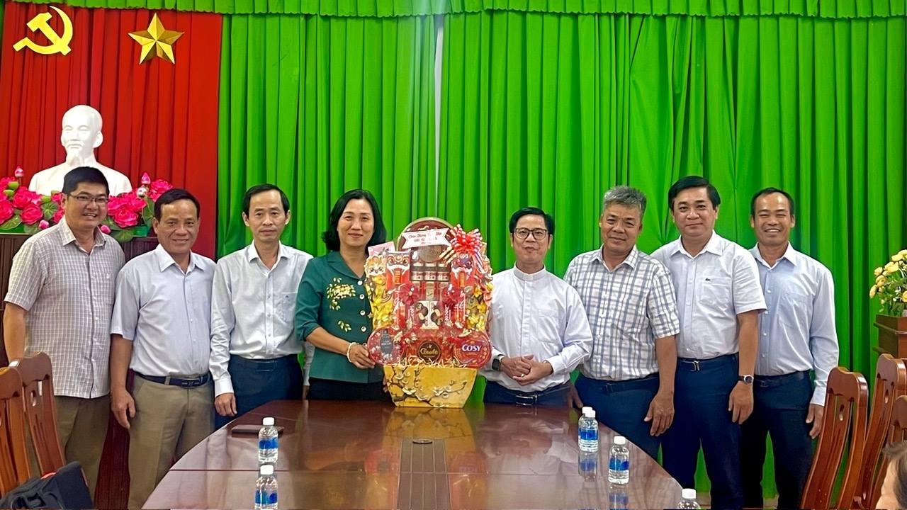 GIÁO XỨ NAM HẢI ĐẾN THĂM, CHÚC TẾT  ĐẢNG ỦY – HĐND – UBND – UBMTTQVN XÃ ĐẠI HẢI