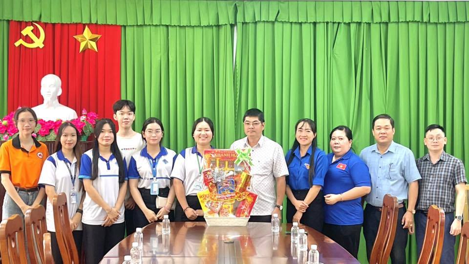Chi hội Sinh viên Đại Hải – Trường Đại học Cần Thơ đã đến thăm và chúc Tết cán bộ, công chức UBND xã Đại Hải