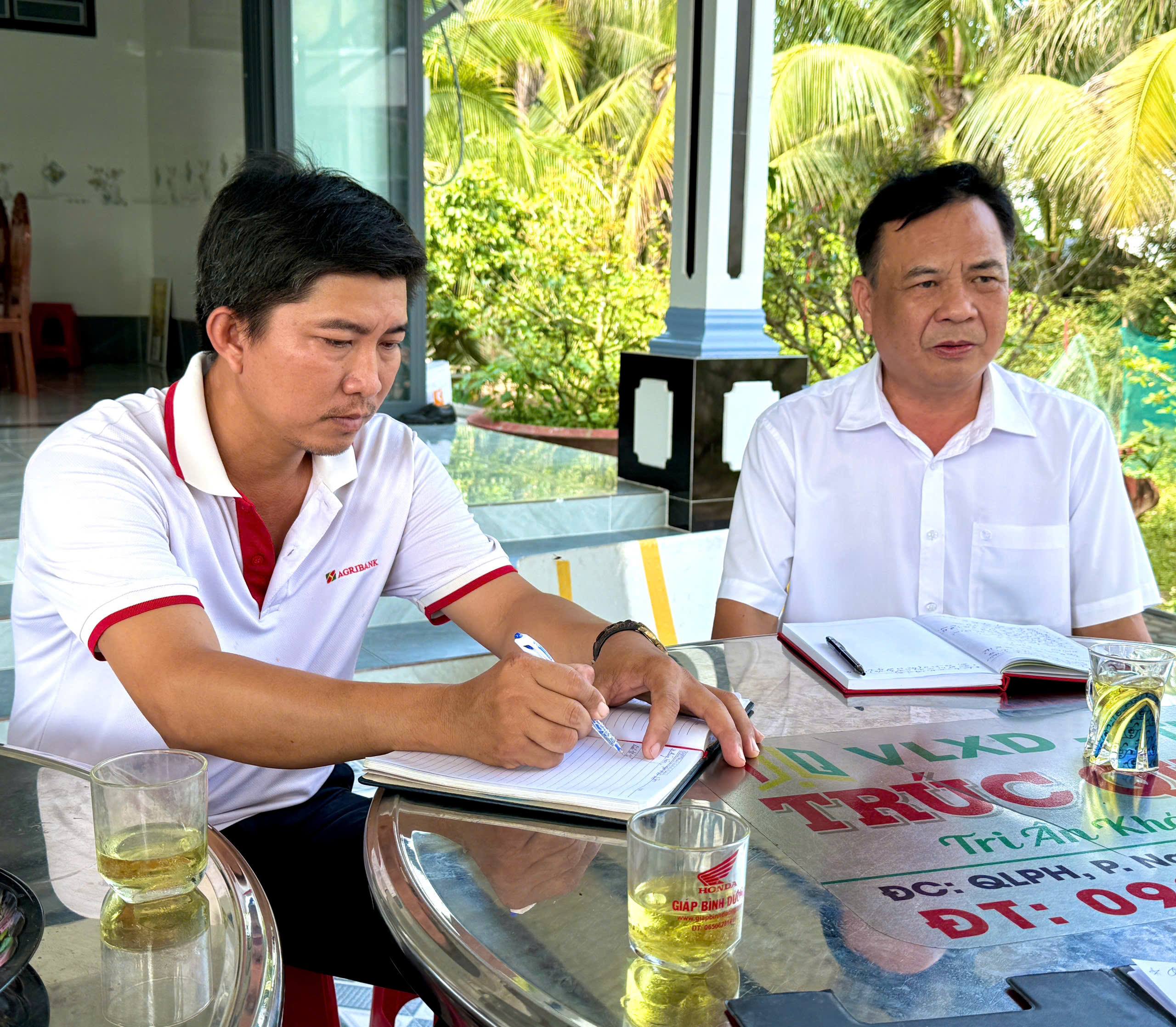Đồng chí Lý Văn Vạn – Phó Bí thư Thường trực Đảng ủy làm việc với Chi bộ khu vực Vĩnh Bình.