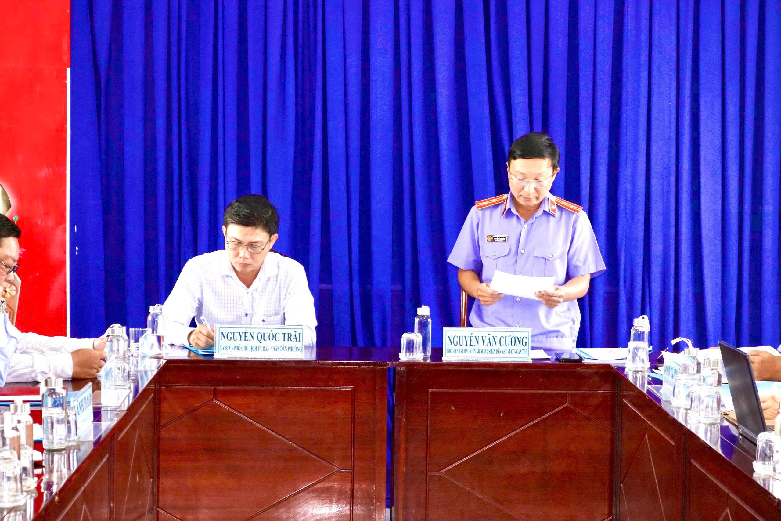 Phó Chủ tịch UBND phường làm việc với đoàn giám sát của Viện kiểm sát nhân dân khu vực 7, thành phố Cần Thơ