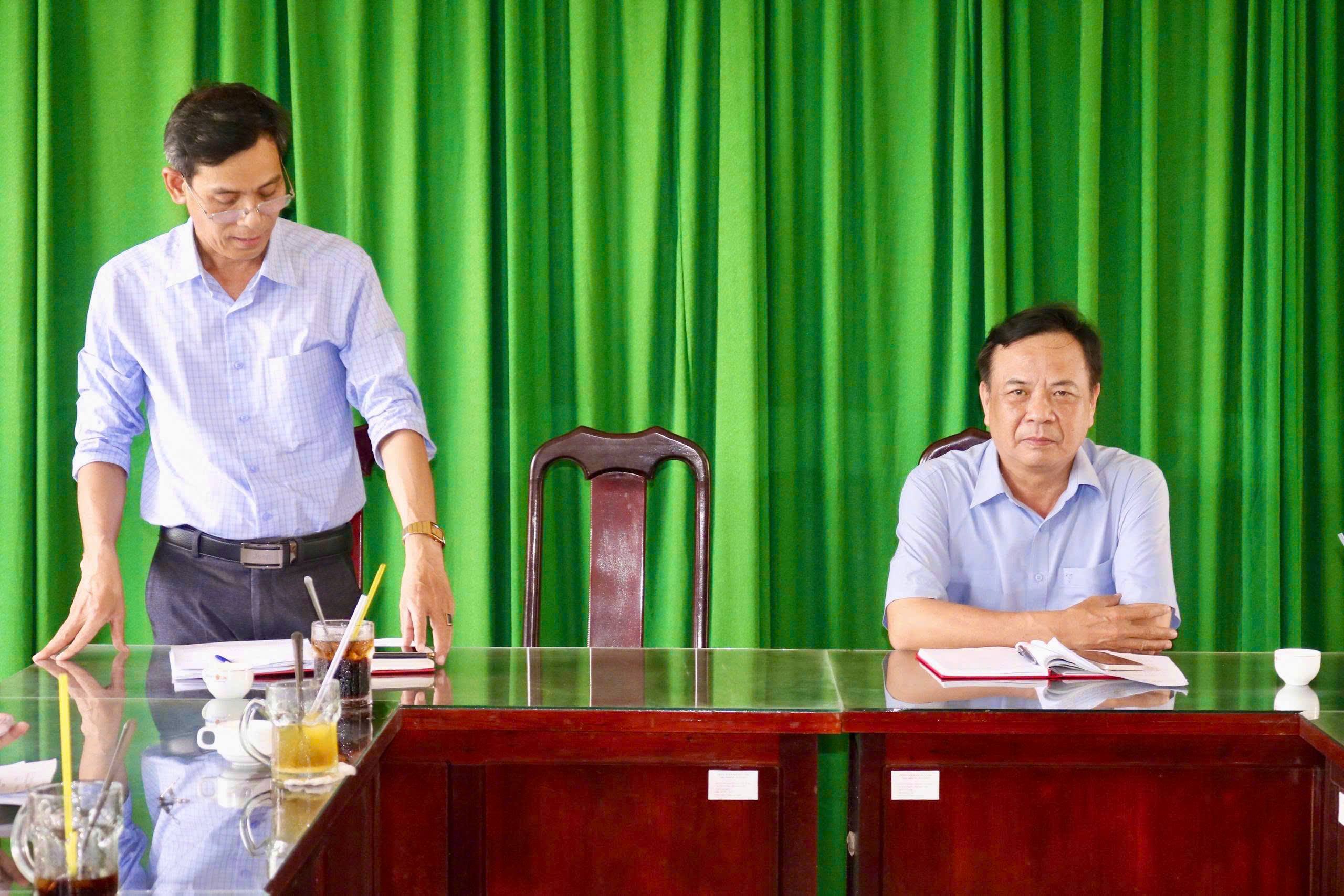 Đồng chí Lý Văn Vạn – Phó Bí thư Thường trực Đảng ủy làm việc với Chi ủy Chi bộ Trường Tiểu học Mỹ Bình.