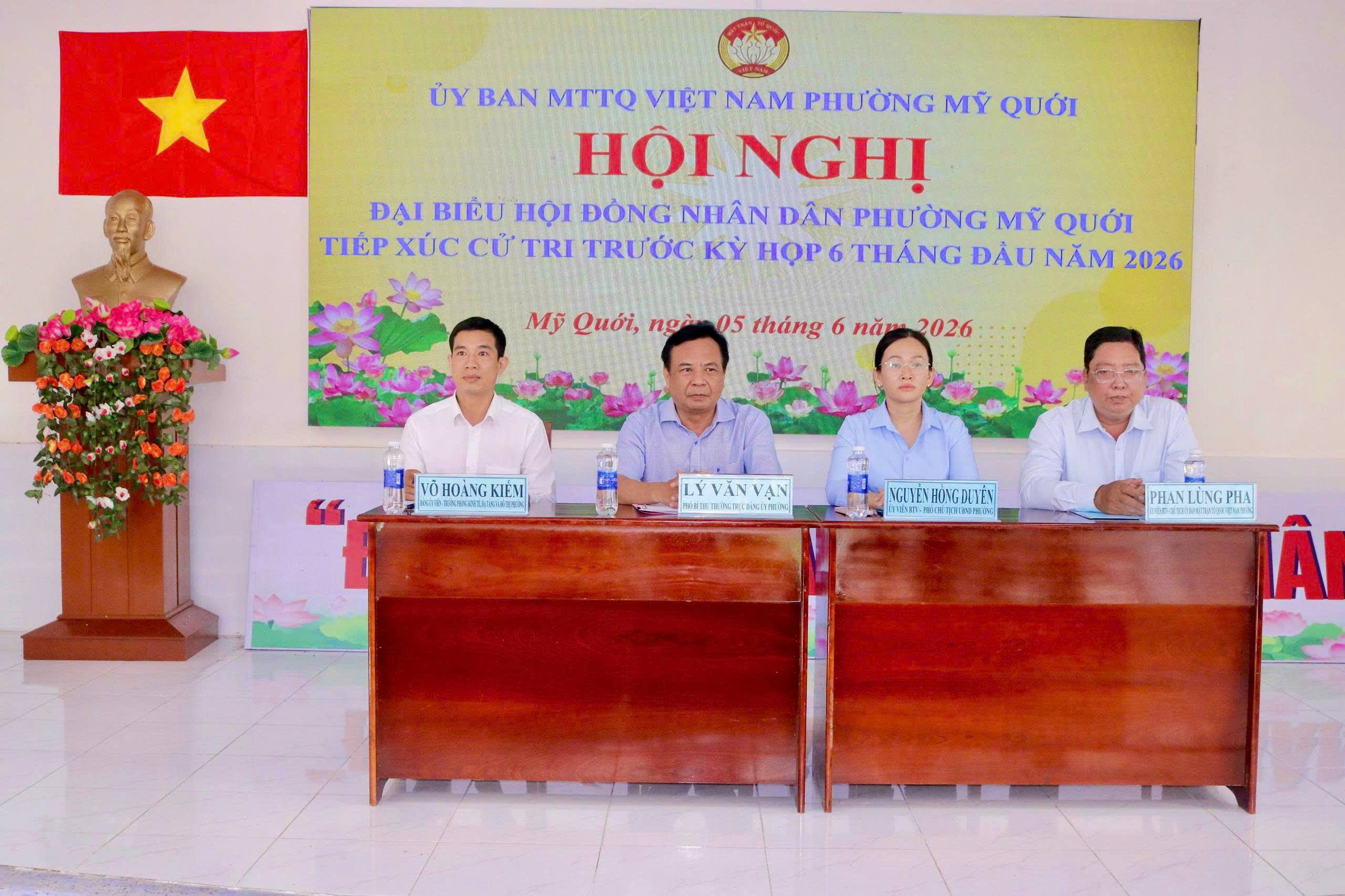 Đồng chí Lý Văn Vạn, Phó Bí thư Thường trực Đảng uỷ tiếp xúc cử tri trước kỳ họp 06 tháng đầu năm của HĐND phường