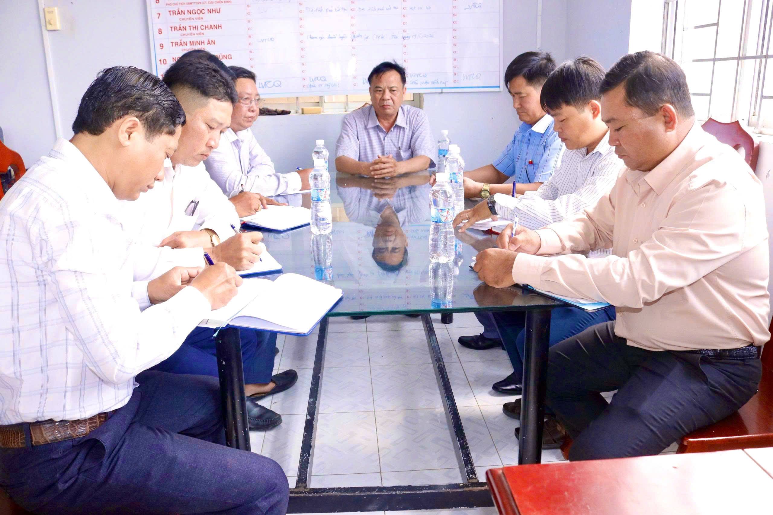 Đồng chí Lý Văn Vạn - Phó Bí thư Thường trực Đảng ủy làm việc với Ủy ban MTTQ Việt Nam phường trong công tác chuyển đổi số.