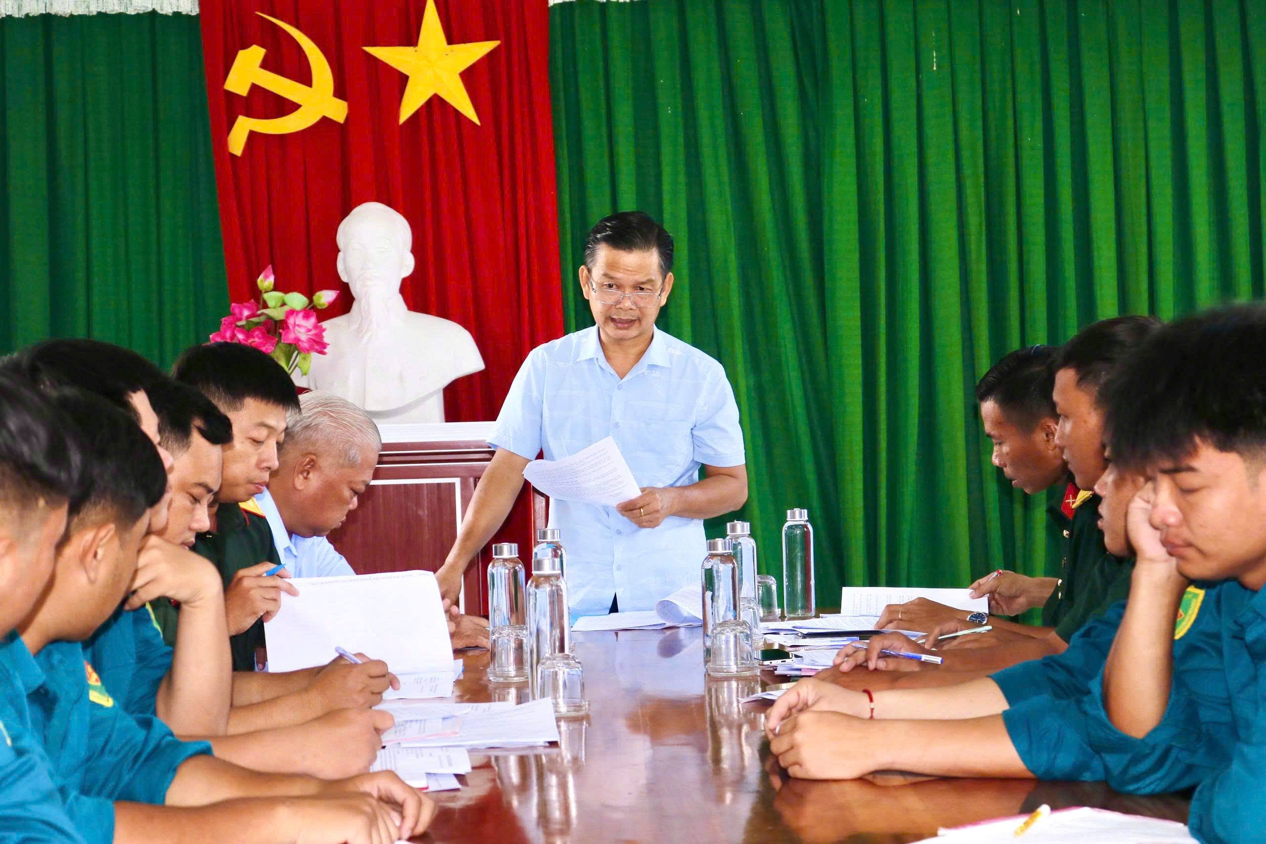 Đồng chí Kim Thái Phong – Bí thư Đảng ủy, Chủ tịch Hội đồng nhân dân phường dự sinh hoạt Chi bộ Quân sự.