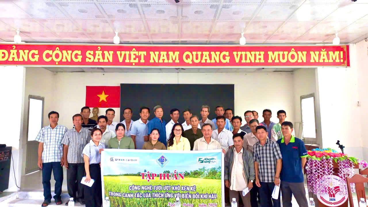 Tập huấn trong dự án “Công nghệ tưới ướt - khô xen kẽ trong canh tác lúa thích ứng với biến đổi khí hậu ở Việt Nam”