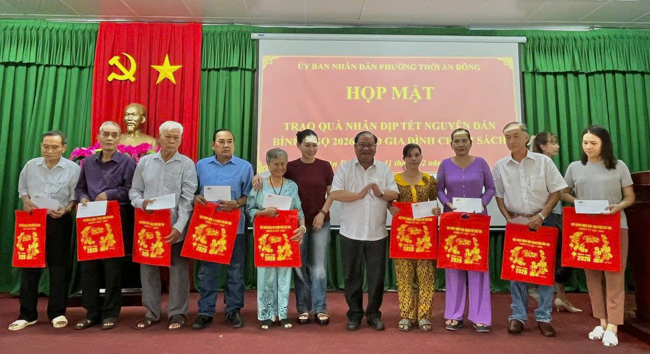 THỚI AN ĐÔNG: HỌP MẶT TRAO QUÀ CHO CÁC GIA ĐÌNH CHÍNH SÁCH