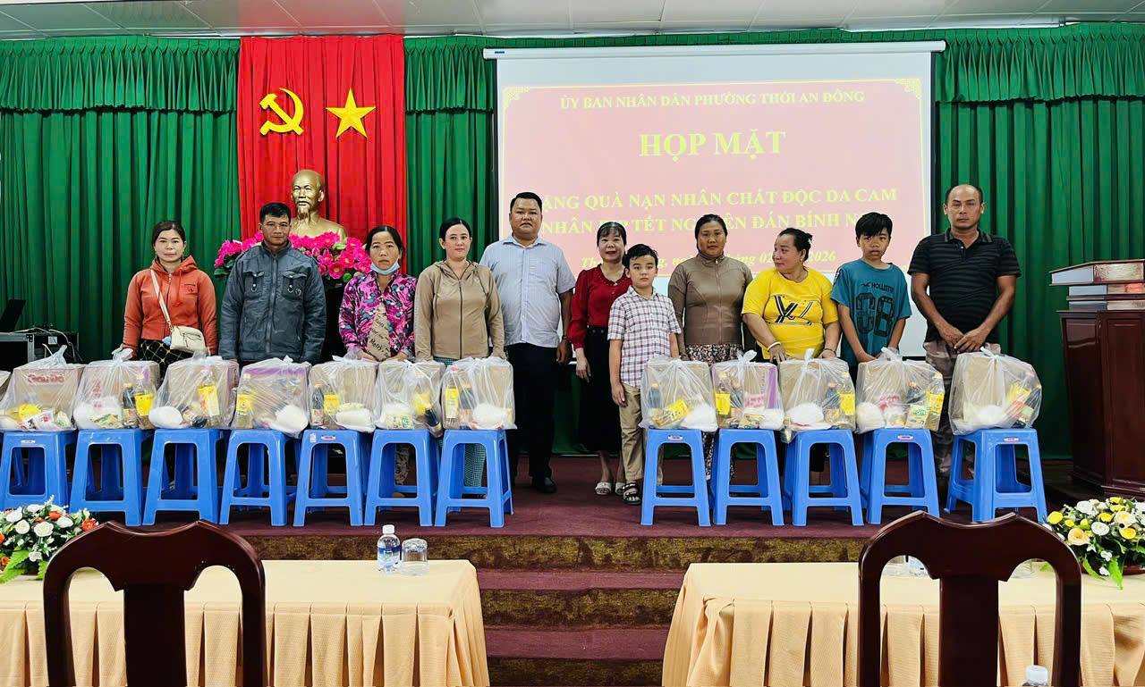 HỌP MẶT, TẶNG QUÀ  CHO TRẺ EM CÓ HOÀN CẢNH ĐẶC BIỆT KHÓ KHĂN