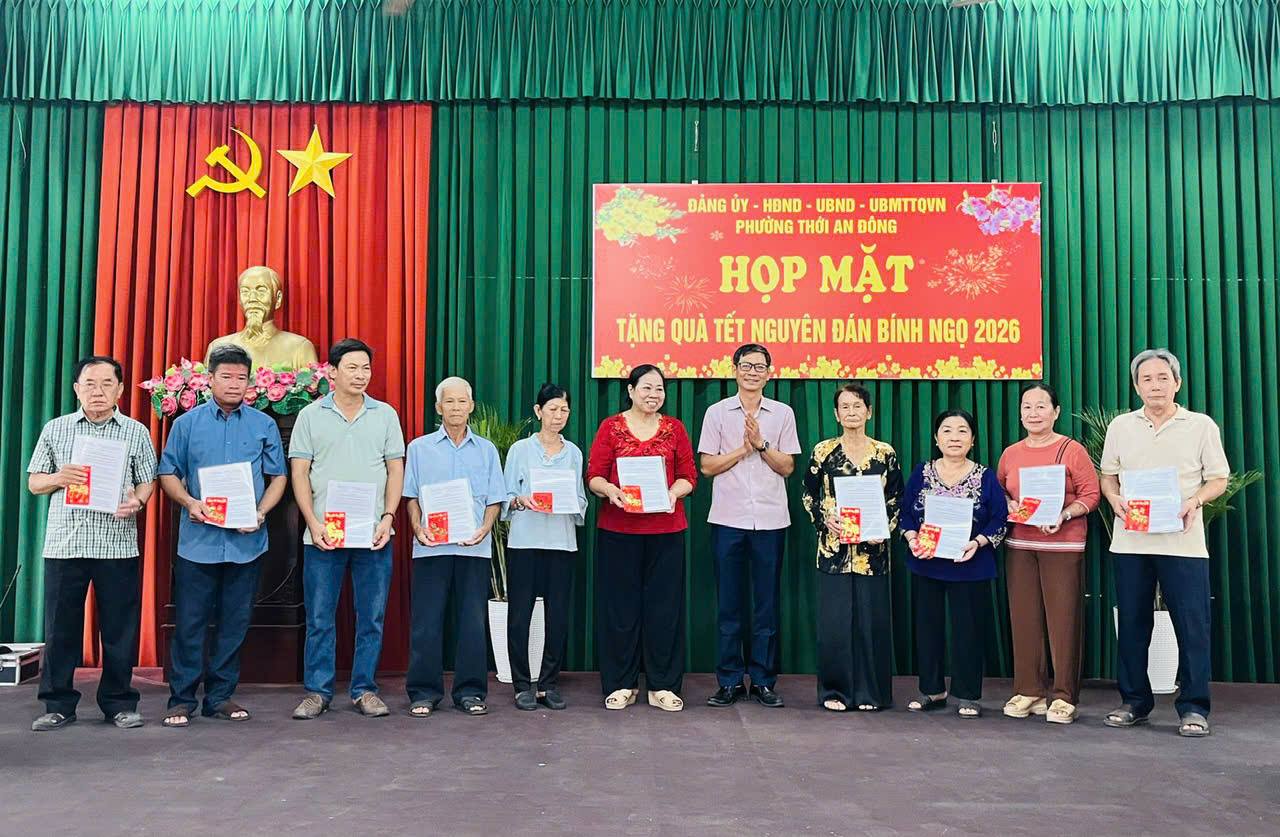 HỘI NGHỊ TRAO QUYẾT ĐỊNH CÔNG NHẬN  TỔ NHÂN DÂN TỰ QUẢN VÀ HỌP MẶT TẶNG QUÀ TẾT