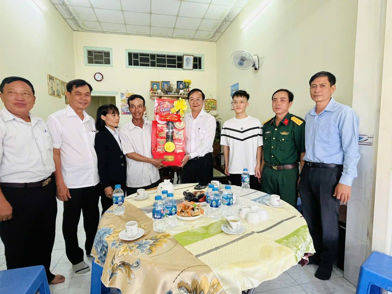 LÃNH ĐẠO THÀNH PHỐ VÀ PHƯỜNG THỚI AN ĐÔNG THĂM, TẶNG QUÀ, ĐỘNG VIÊN THANH NIÊN CHUẨN BỊ LÊN ĐƯỜNG NHẬP NGŨ NĂM 2026