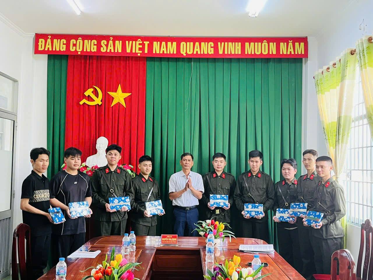 GẶP MẶT CÁC THANH NIÊN CHUẨN BỊ NHẬP NGŨ  LÀ ĐẢNG VIÊN