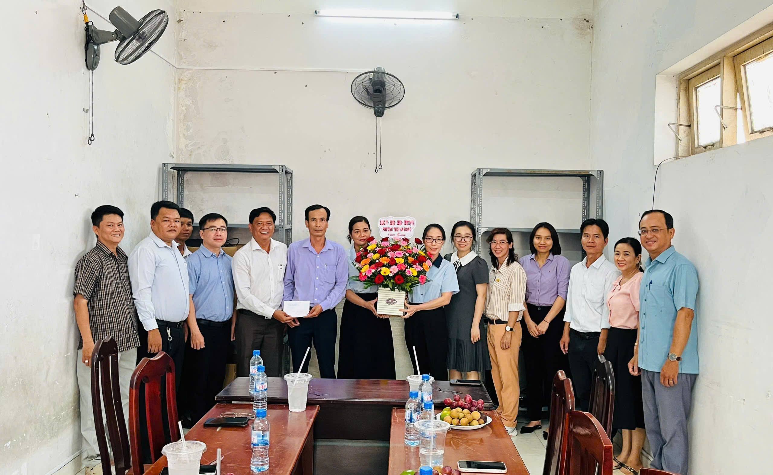 LÃNH ĐẠO PHƯỜNG THỚI AN ĐÔNG THĂM, CHÚC MỪNG TRUNG TÂM DỊCH VỤ TỔNG HỢP PHƯỜNG NHÂN NGÀY BÁO CHÍ CÁCH MẠNG VIỆT NAM