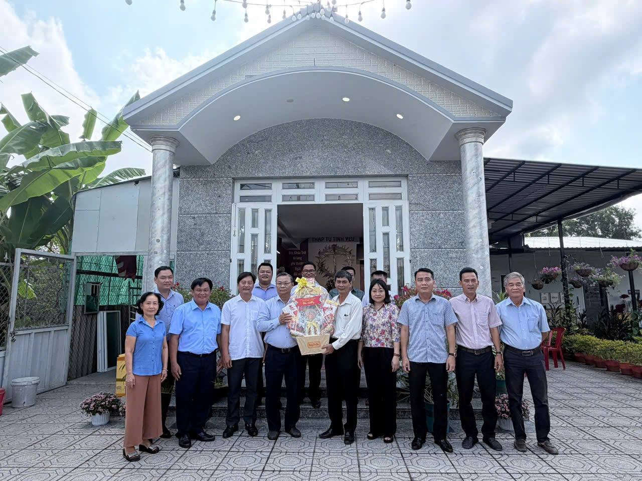 LÃNH ĐẠO PHƯỜNG THỚI AN ĐÔNG THĂM, CHÚC MỪNG LỄ PHỤC SINH