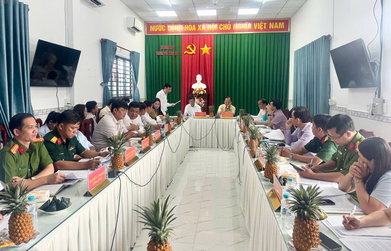 Phó Chủ tịch Ủy ban nhân dân thành phố Cần Thơ Nguyễn Văn Hòa làm việc với xã Hỏa Lựu