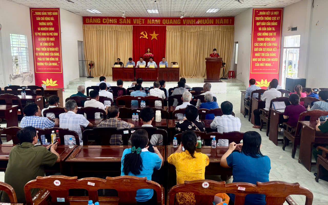 Đại biểu Hội đồng nhân dân xã Hỏa Lựu tiếp xúc bà con cử tri