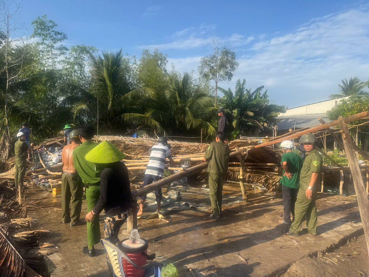 Xã Hỏa Lựu lốc xoáy làm sập và tốc mái 14 căn nhà