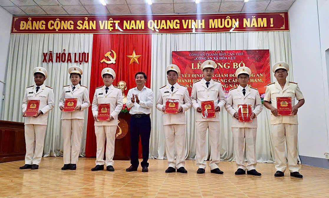 Công bố quyết định của Giám đốc Công an thành phố Cần Thơ về thăng cấp bậc hàm, nâng lương cho Công an xã Hỏa Lựu