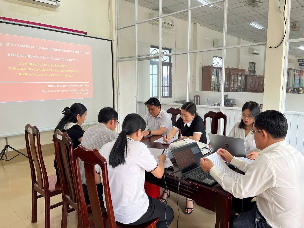 CHI BỘ TRUNG TÂM PHỤC VỤ HÀNH CHÍNH CÔNG XÃ HIỆP HƯNG LẤY SỰ HÀI LÒNG CỦA NGƯỜI DÂN LÀM THƯỚC ĐO TRÁCH NHIỆM CÔNG VỤ