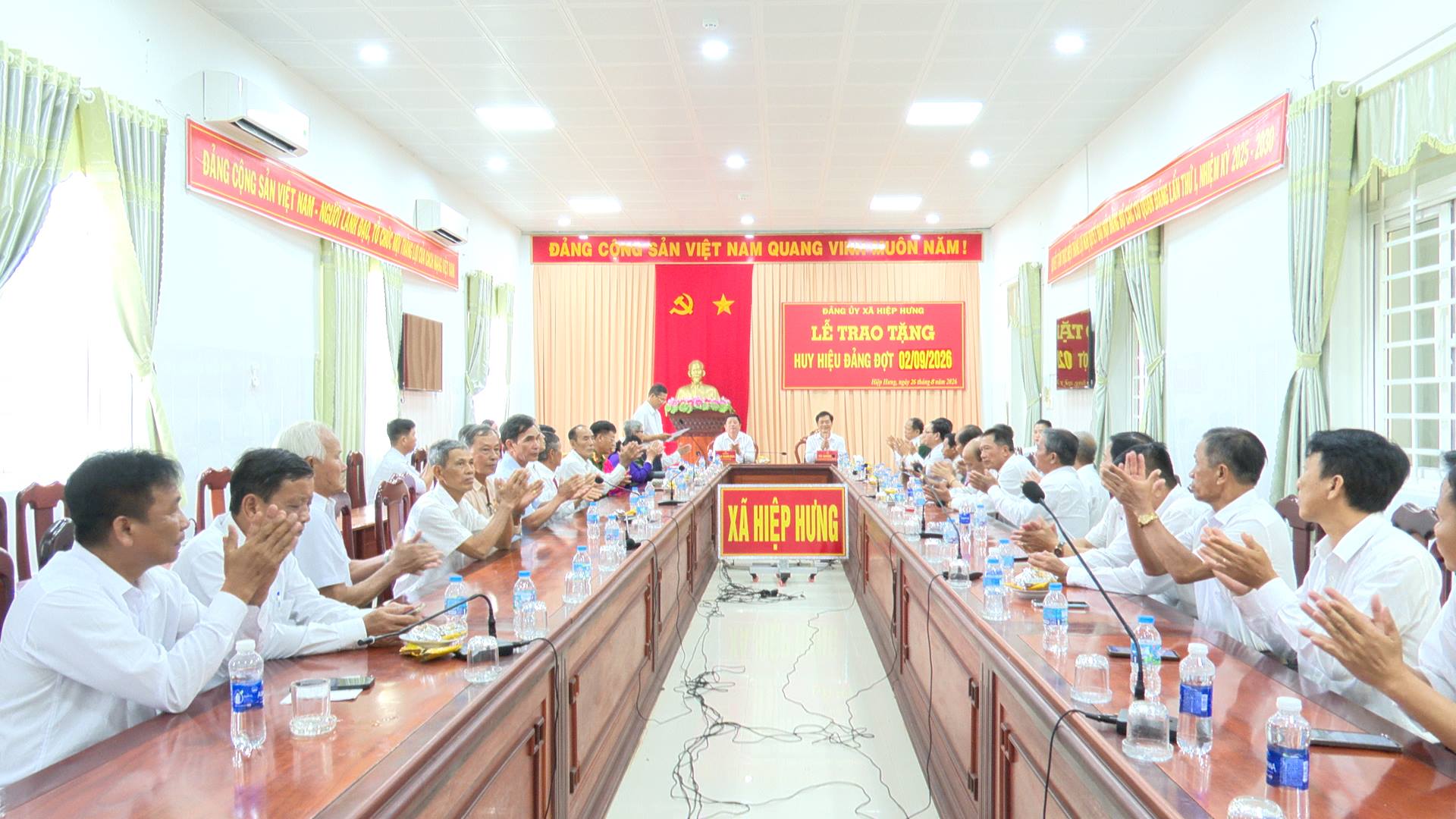27 ĐẢNG VIÊN VINH DỰ NHẬN HUY HIỆU ĐẢNG ĐỢT 2/9/2026
