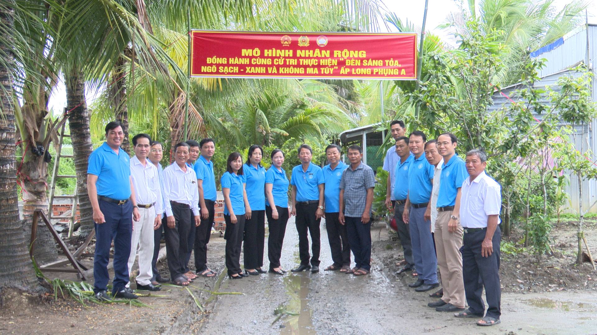 RA MẮT MÔ HÌNH NHÂN RỘNG ĐỒNG HÀNH CÙNG CỬ TRI THỰC HIỆN “ĐÈN SÁNG TỎA – NGÕ SẠCH – XANH VÀ KHÔNG MA TÚY” 