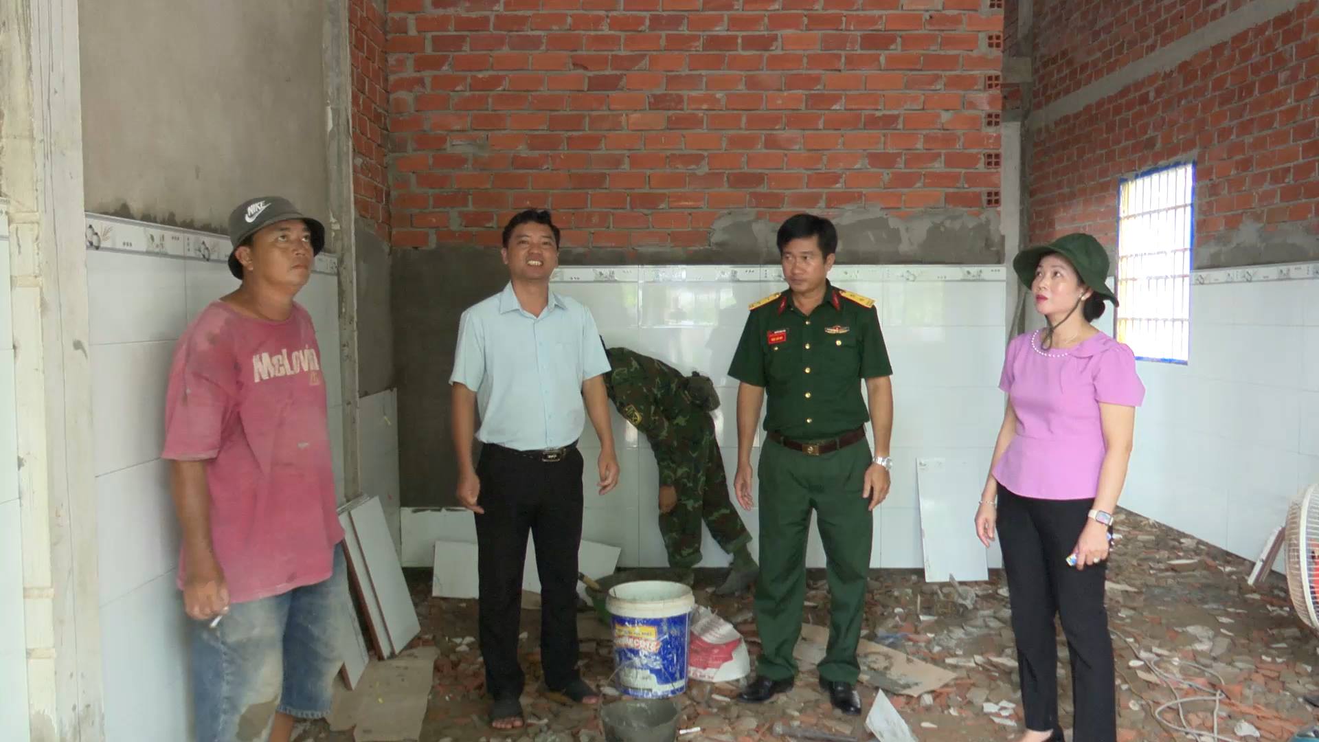 KIỂM TRA TIẾN ĐỘ XÂY DỰNG NHÀ TRONG ĐỢT XUẤT QUÂN XÓA NHÀ TẠM, NHÀ DỘT NÁT CHO ĐỐI TƯỢNG LÀ CON ĐẺ CỦA NGƯỜI HOẠT ĐỘNG KHÁNG CHIẾN BỊ NHIỄM CHẤT ĐỘC HÓA HỌC TRÊN ĐỊA BÀN XÃ HIỆP HƯNG