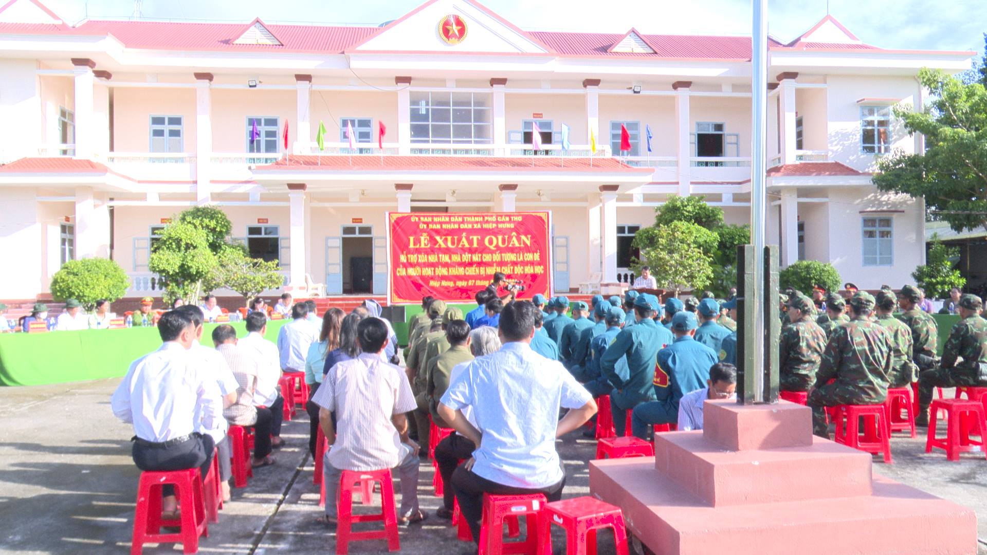 XUẤT QUÂN HỖ TRỢ XÓA NHÀ TẠM, NHÀ DỘT CHO ĐỐI TƯỢNG LÀ CON ĐẺ CỦA NGƯỜI HOẠT ĐỘNG KHÁNG CHIẾN BỊ NHIỄM CHẤT ĐỘC HÓA HỌC