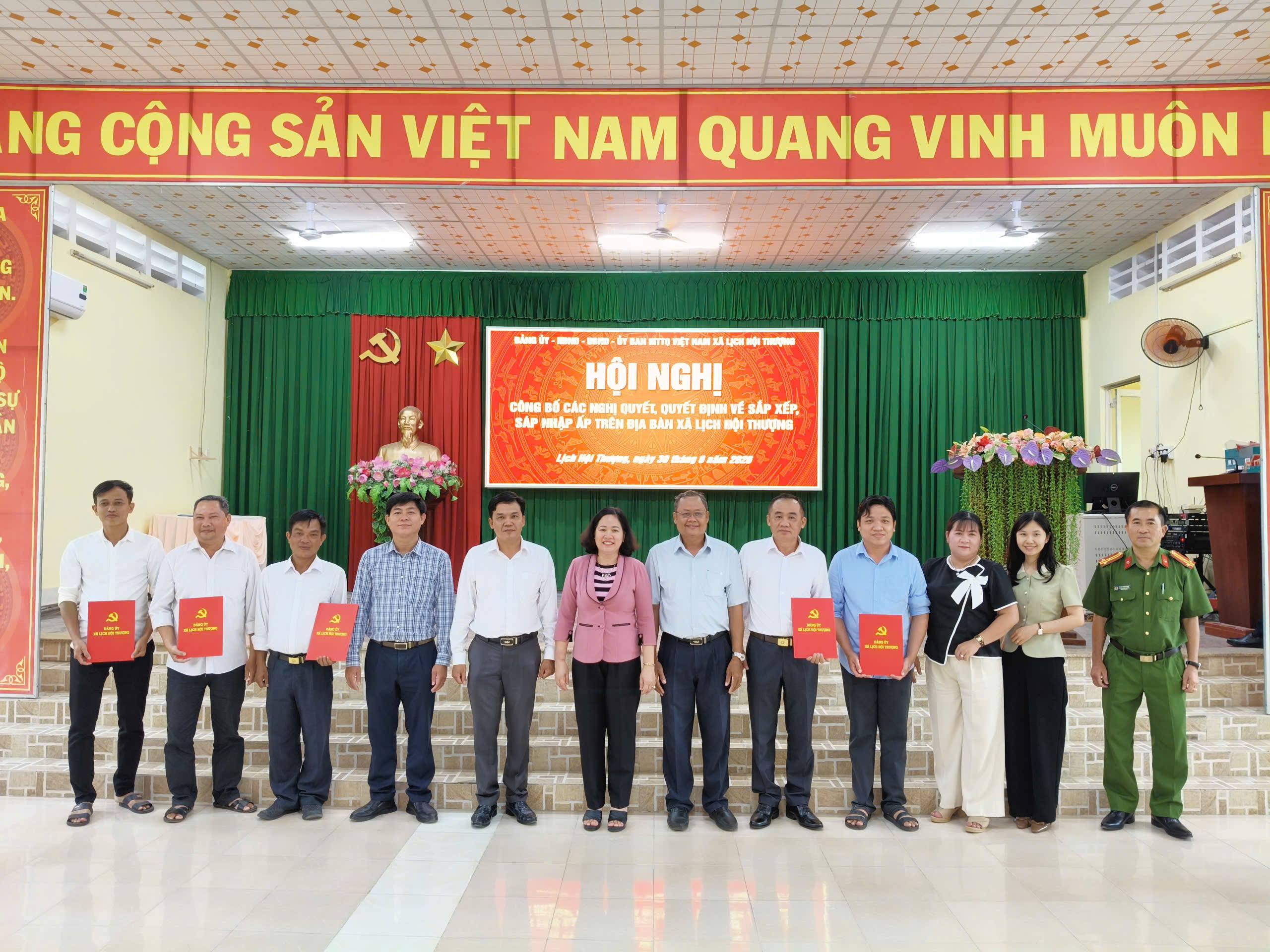 HỘI NGHỊ TRIỂN KHAI NGHỊ QUYẾT VỀ SẮP XẾP ẤP TRÊN ĐỊA BÀN XÃ LỊCH HỘI THƯỢNG