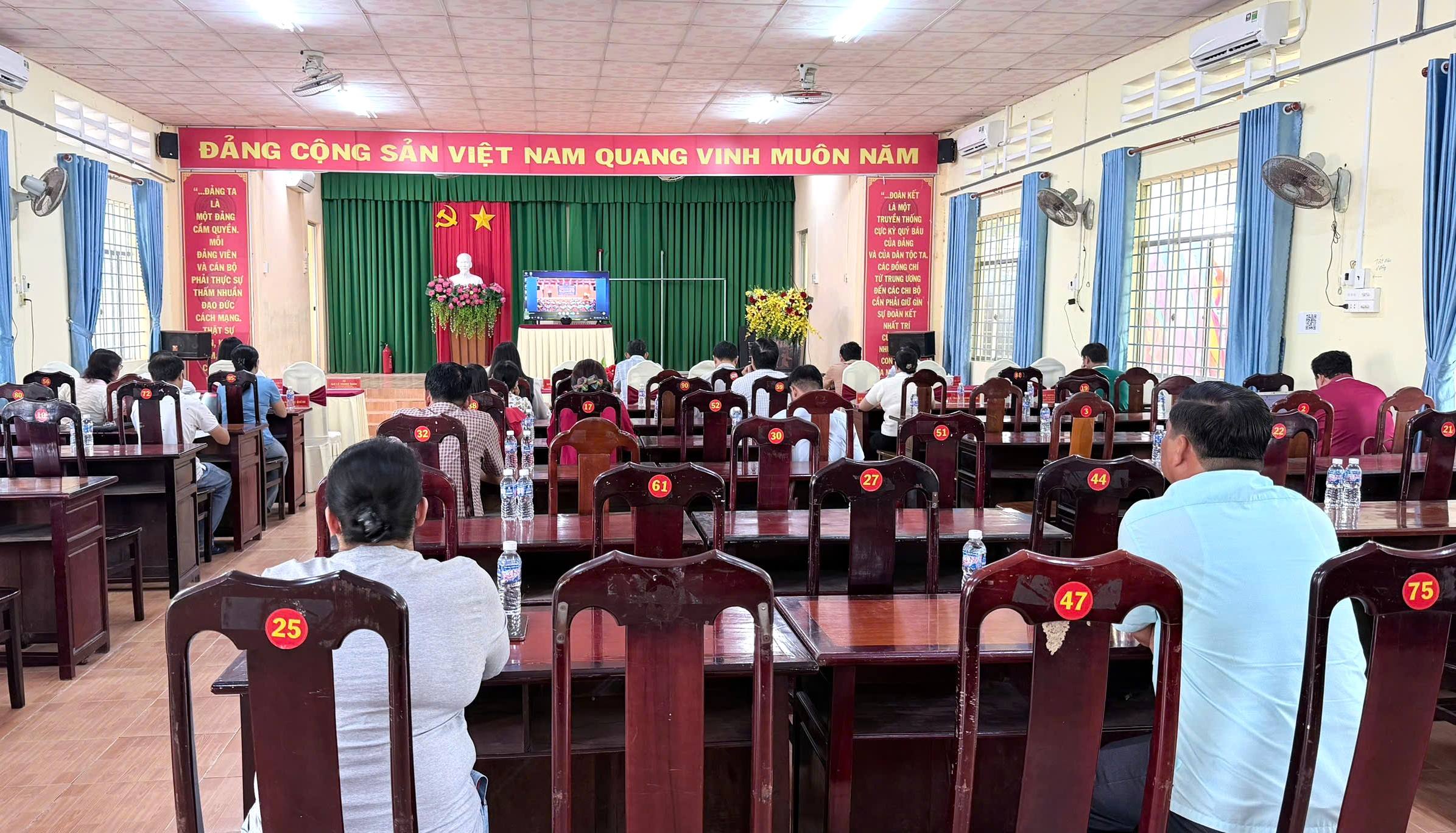 ĐẢNG ỦY XÃ THẠNH THỚI AN TỔ CHỨC HỘI NGHỊ TRỰC TUYẾN TẬP HUẤN NGHIỆP VỤ VỀ ĐÁNH GIÁ, XẾP LOẠI CÁN BỘ, CÔNG CHỨC, VIÊN CHỨC (KẾT  NỐI TỪ ĐIỂM CẦU THÀNH ỦY)