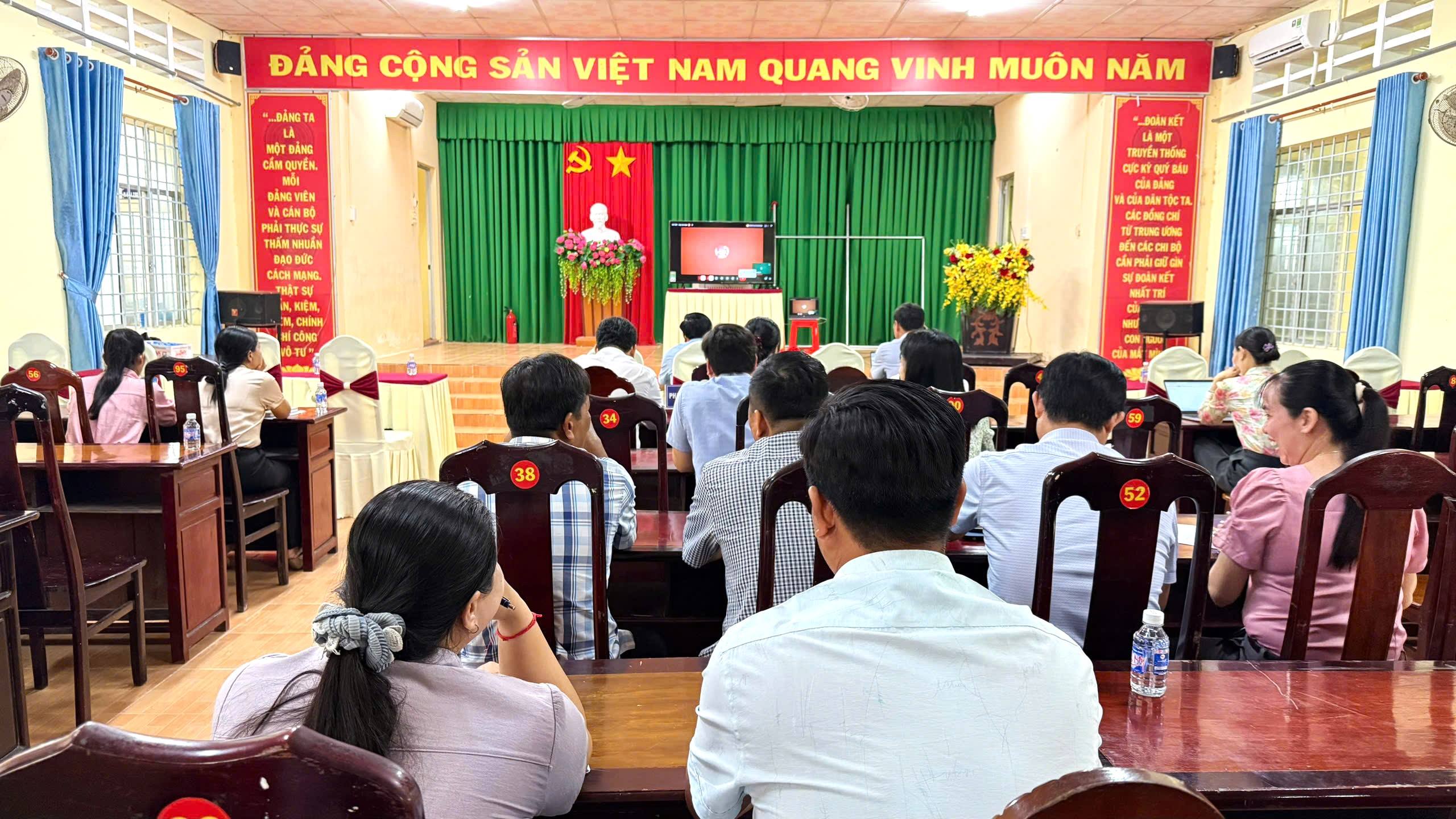 XÃ THẠNH THỚI AN THAM DỰ TRỰC TUYẾN TẬP HUẤN, HƯỚNG DẪN SỬ DỤNG PHẦN MỀN THEO DÕI, ĐÁNH GIÁ CÔNG CHỨC