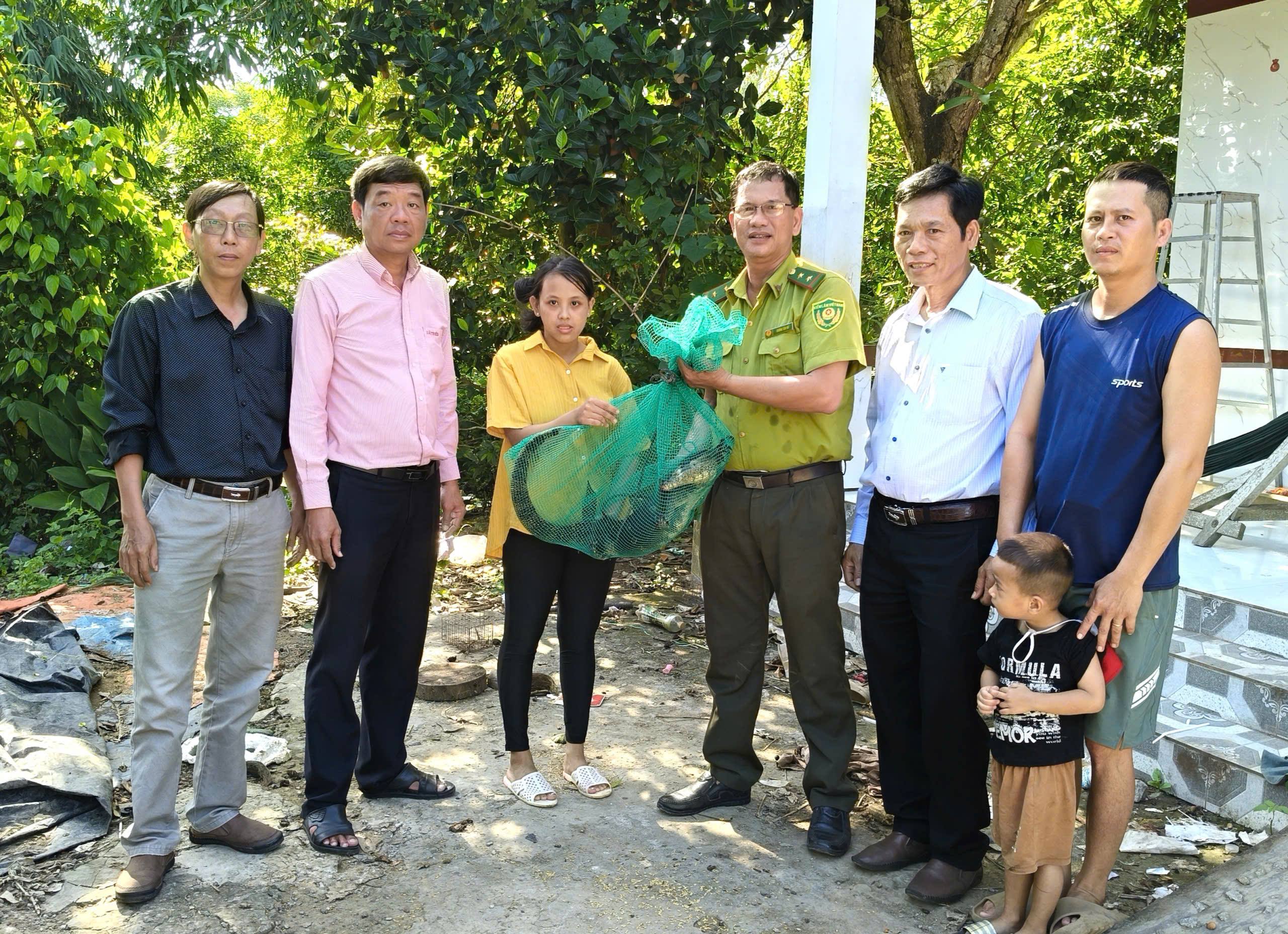 Người dân bàn giao cá thể kỳ đà vân để thả về tự nhiên