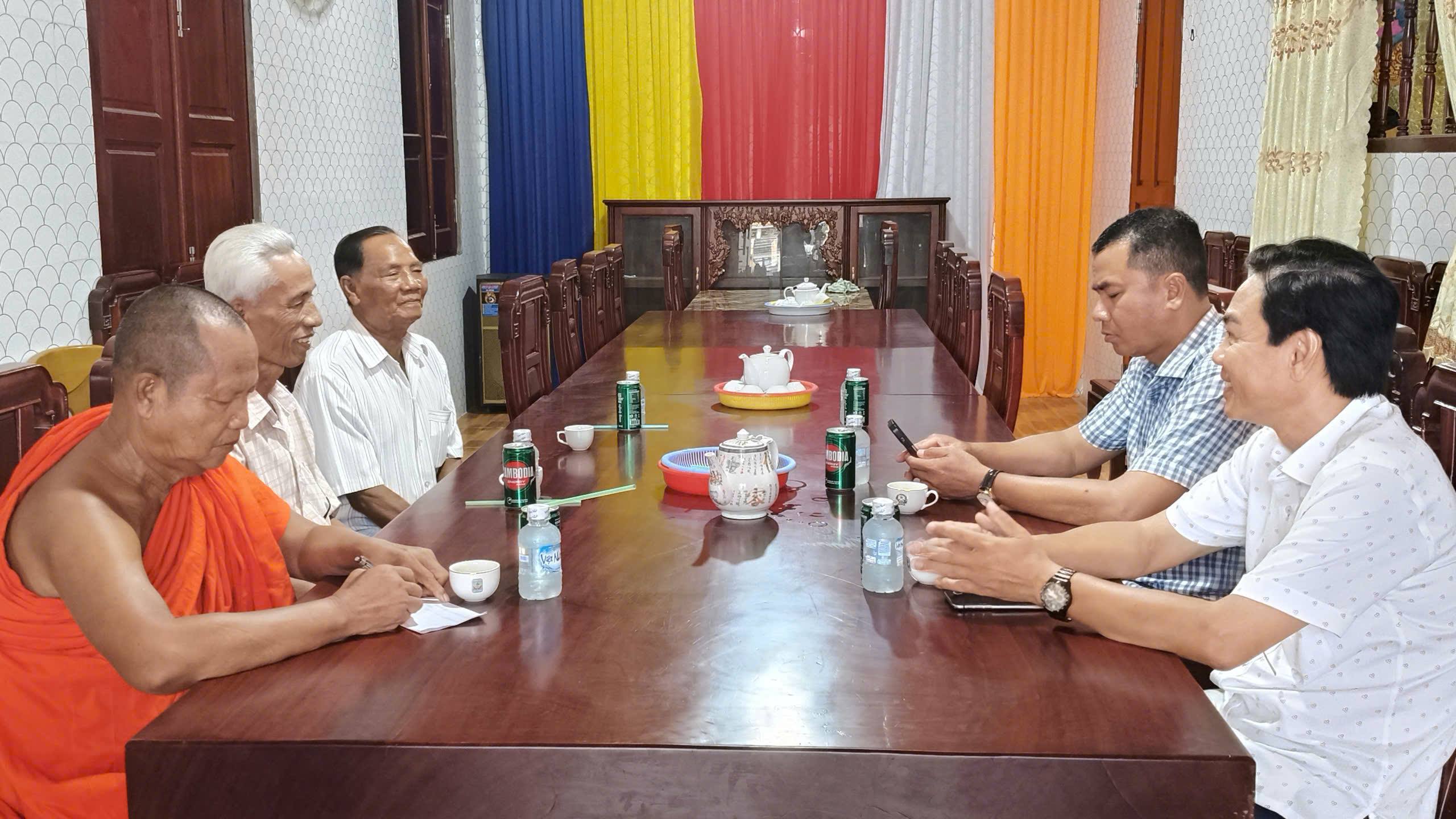 Lãnh đạo UBND xã Tài Văn thăm, động viên đội ghe Ngo chùa Bưng Ton Sa chuẩn bị tham gia giải đua năm 2026