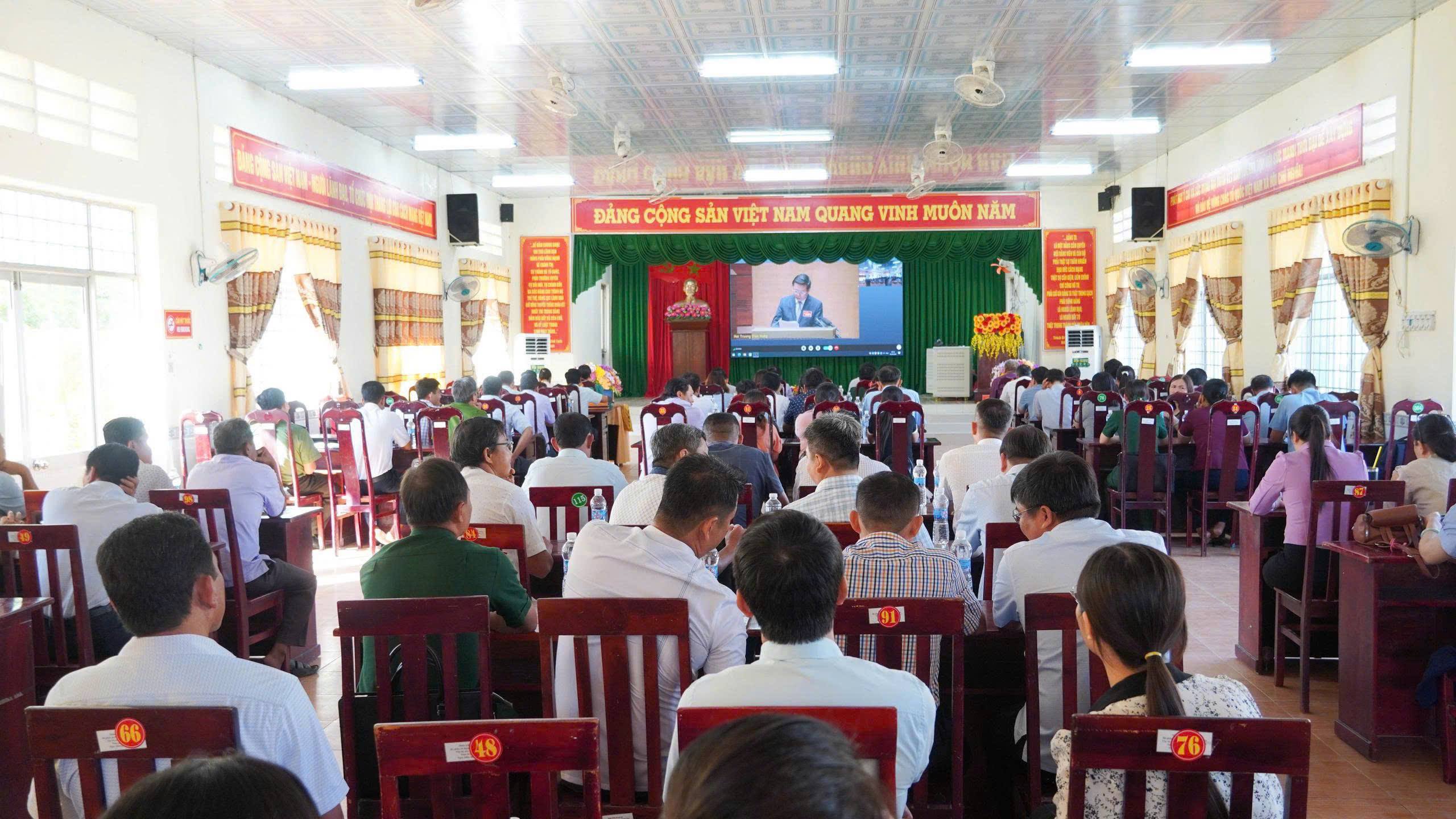 Xã Tài Văn kết nối trực tuyến Hội nghị toàn quốc nghiên cứu, học tập, quán triệt và triển khai thực hiện một số Nghị quyết, Chỉ thị của Bộ Chính trị