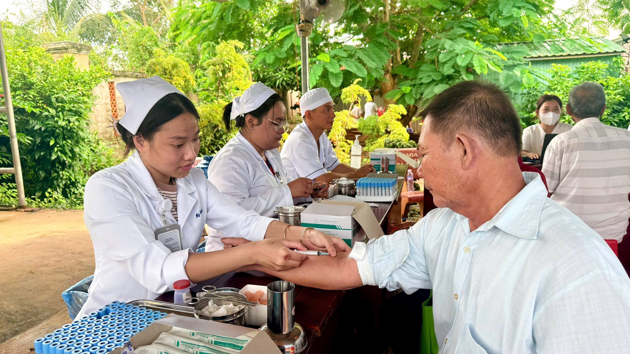 Tài Văn tổ chức khám sức khỏe định kỳ miễn phí cho người dân