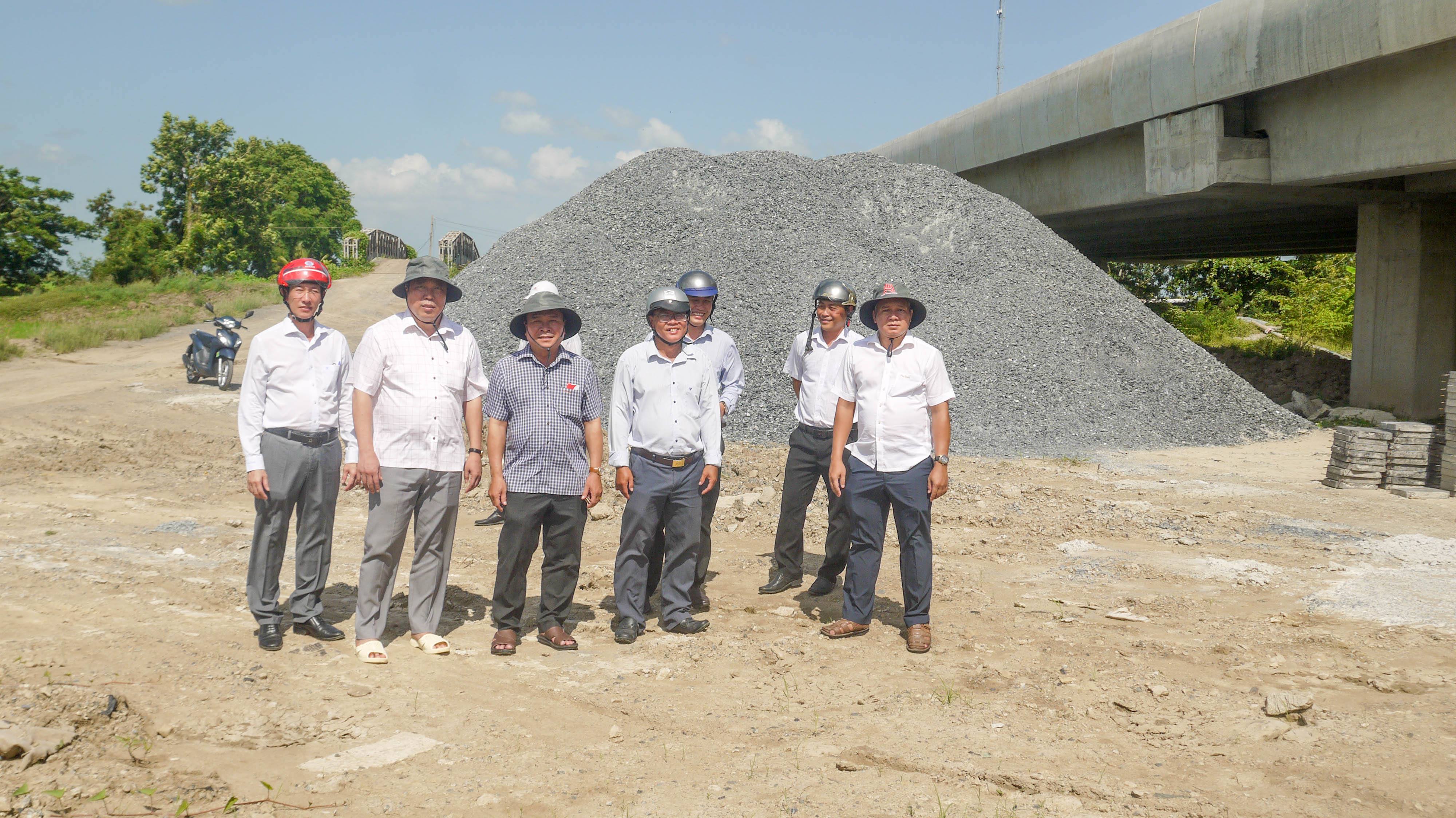 Lãnh đạo xã Tài Văn khảo sát tiến độ thi công cao tốc Châu Đốc - Cần Thơ - Sóc Trăng đoạn qua địa bàn xã