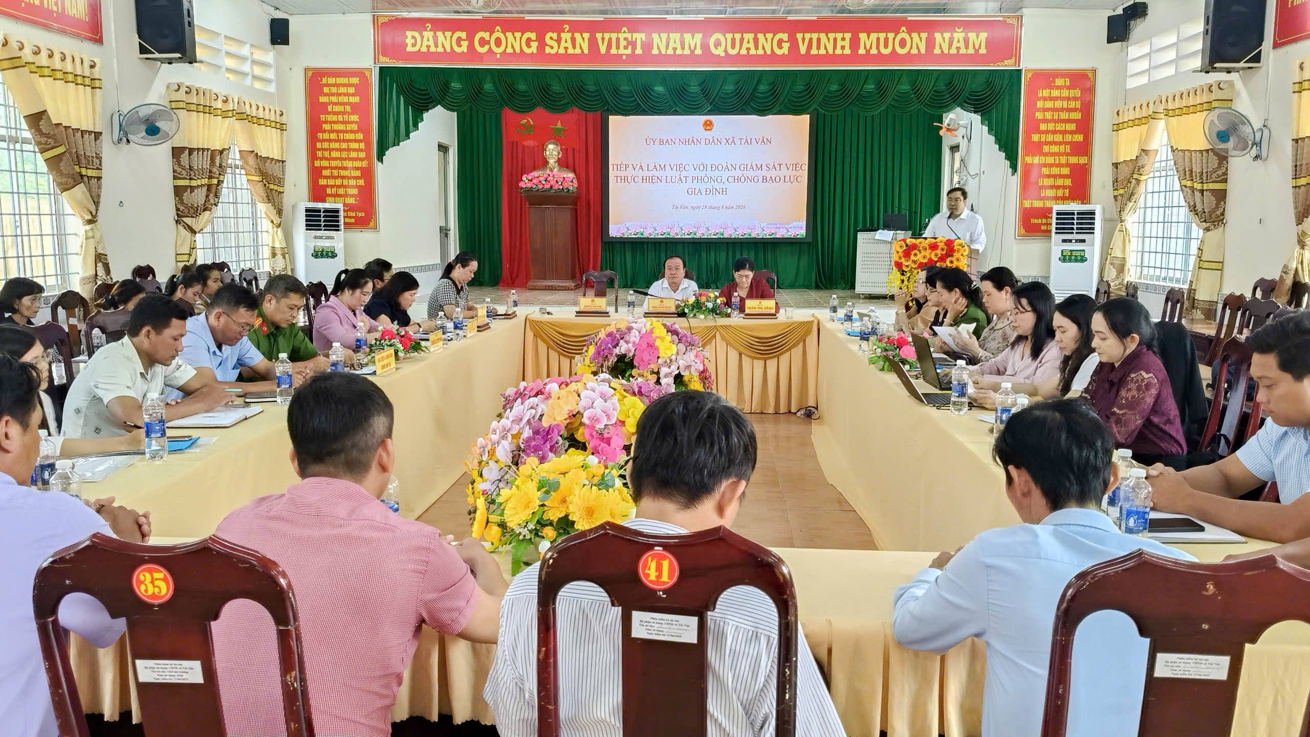 Đoàn giám sát việc thực hiện Luật Phòng, chống bạo lực gia đình tại xã Tài Văn