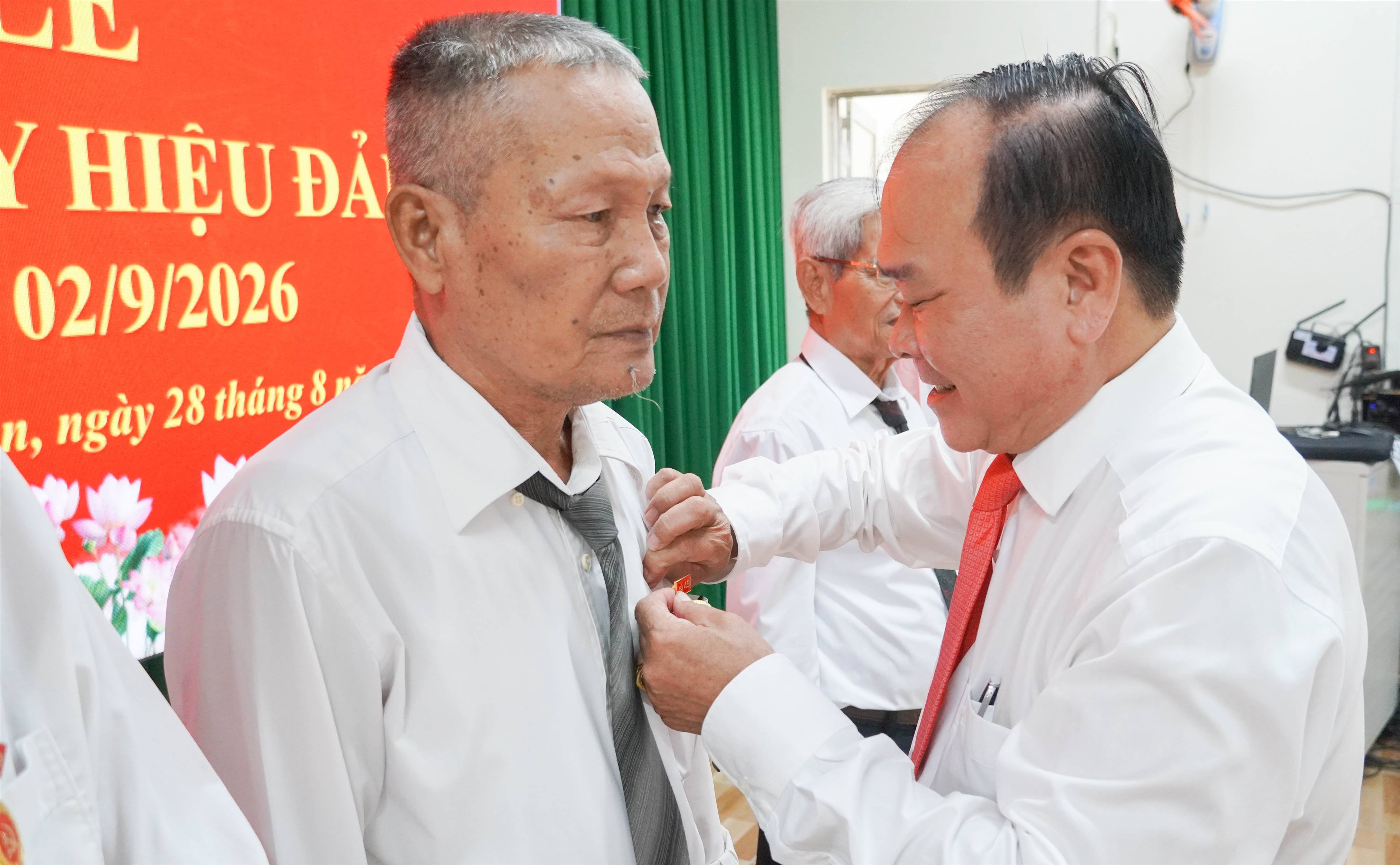 Tài Văn tổ chức trao tặng Huy hiệu Đảng đợt 2.9
