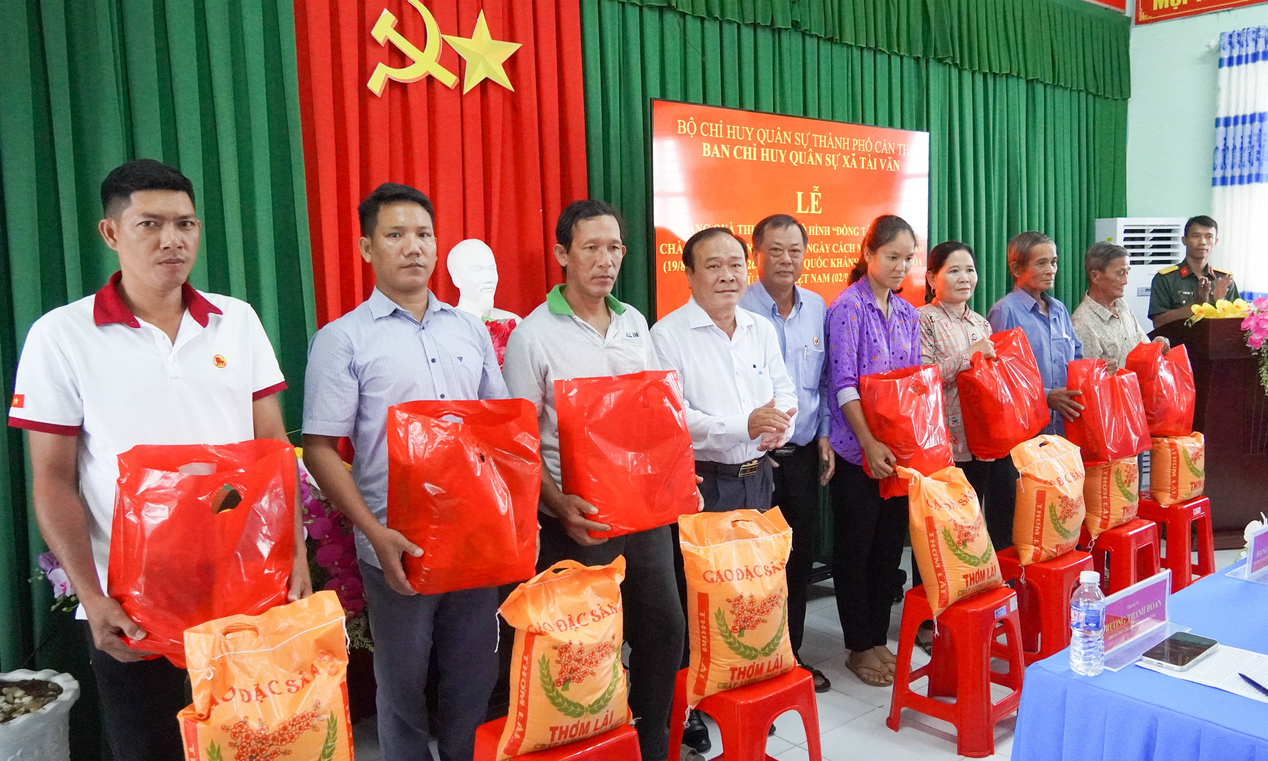 Tài Văn: Trao 15 phần quà từ mô hình “Đồng tâm chia sẻ”